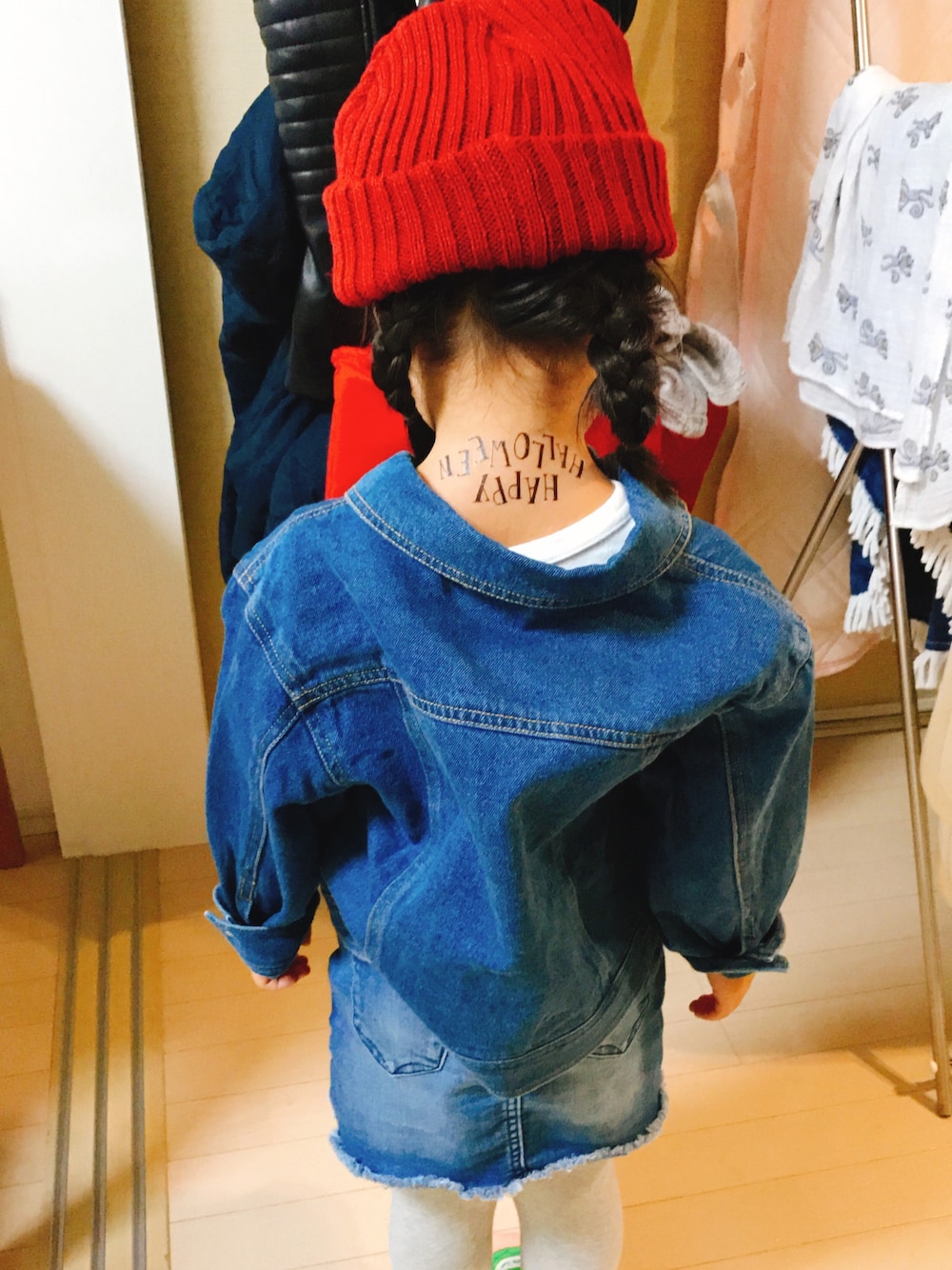 「キッズファッション、カジュアル、プチプラ、休日スタイル、ハロウィン、H&M、Gジャン、雨の日コーデ、ユニクロ、おんなのこ」｜「no brandのアイテム（ニットキャップ/ビーニー、レッド系）」を使った、emiriさん（キッズ・100cm）の秋コーディネートの1枚目の写真