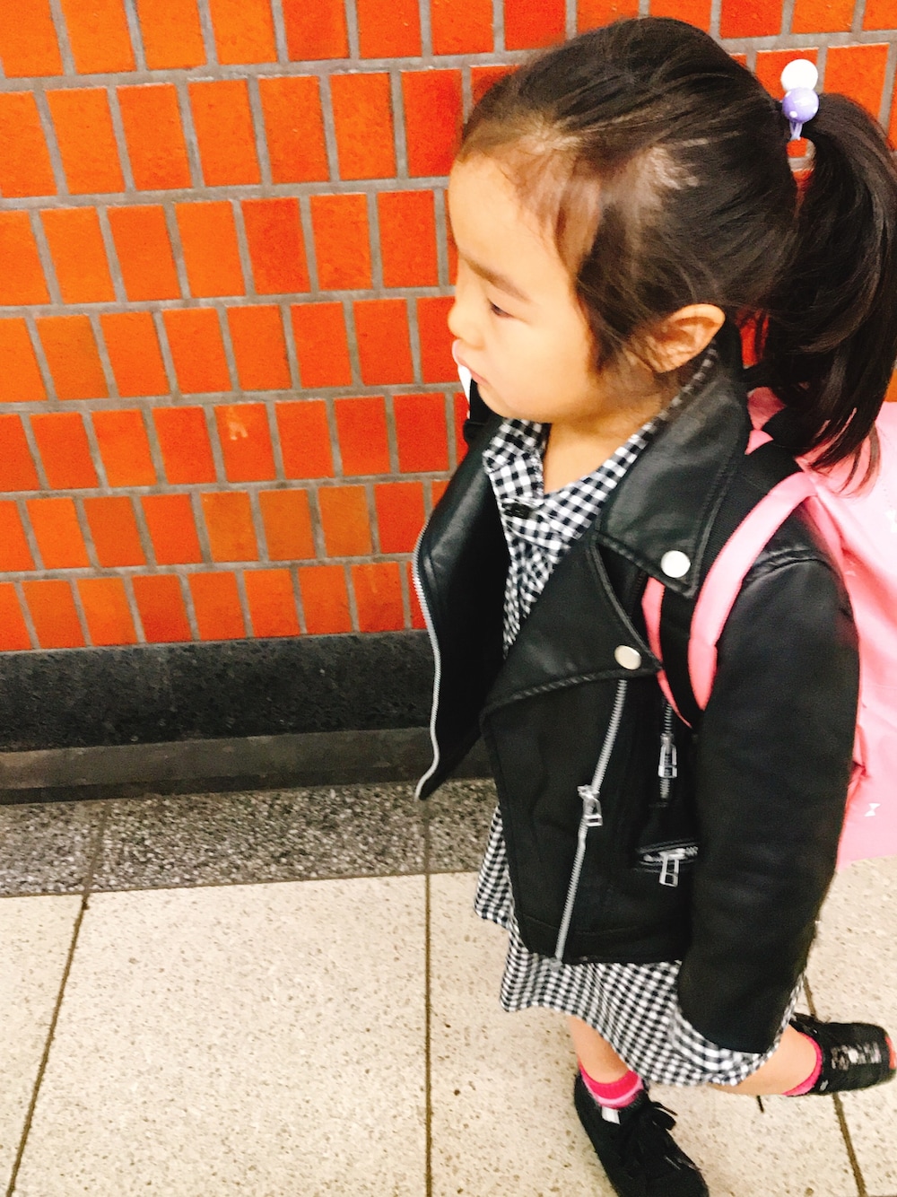 「女の子、ワンピース、4歳、ライダースジャケット」｜「AZUL by moussyのアウターはライダース（ライダースジャケット、ブラック系）」を使った、emiriさん（キッズ・100cm）の秋コーディネートの1枚目の写真