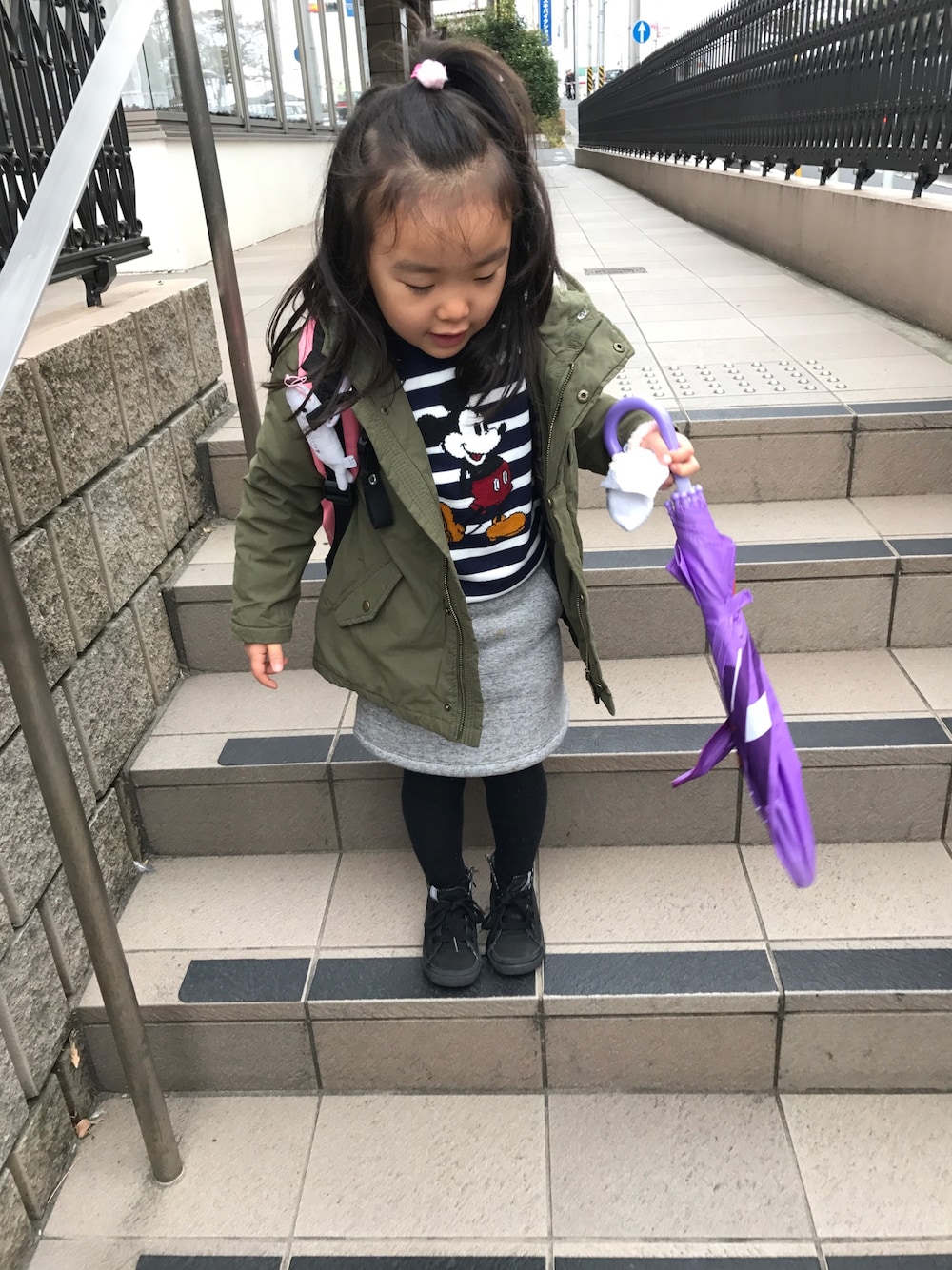 「ユニジョ、UNIQLO」｜「UNIQLOのアイテム（ニット/セーター、ホワイト系）」を使った、emiriさん（キッズ・100cm）の秋コーディネートの1枚目の写真