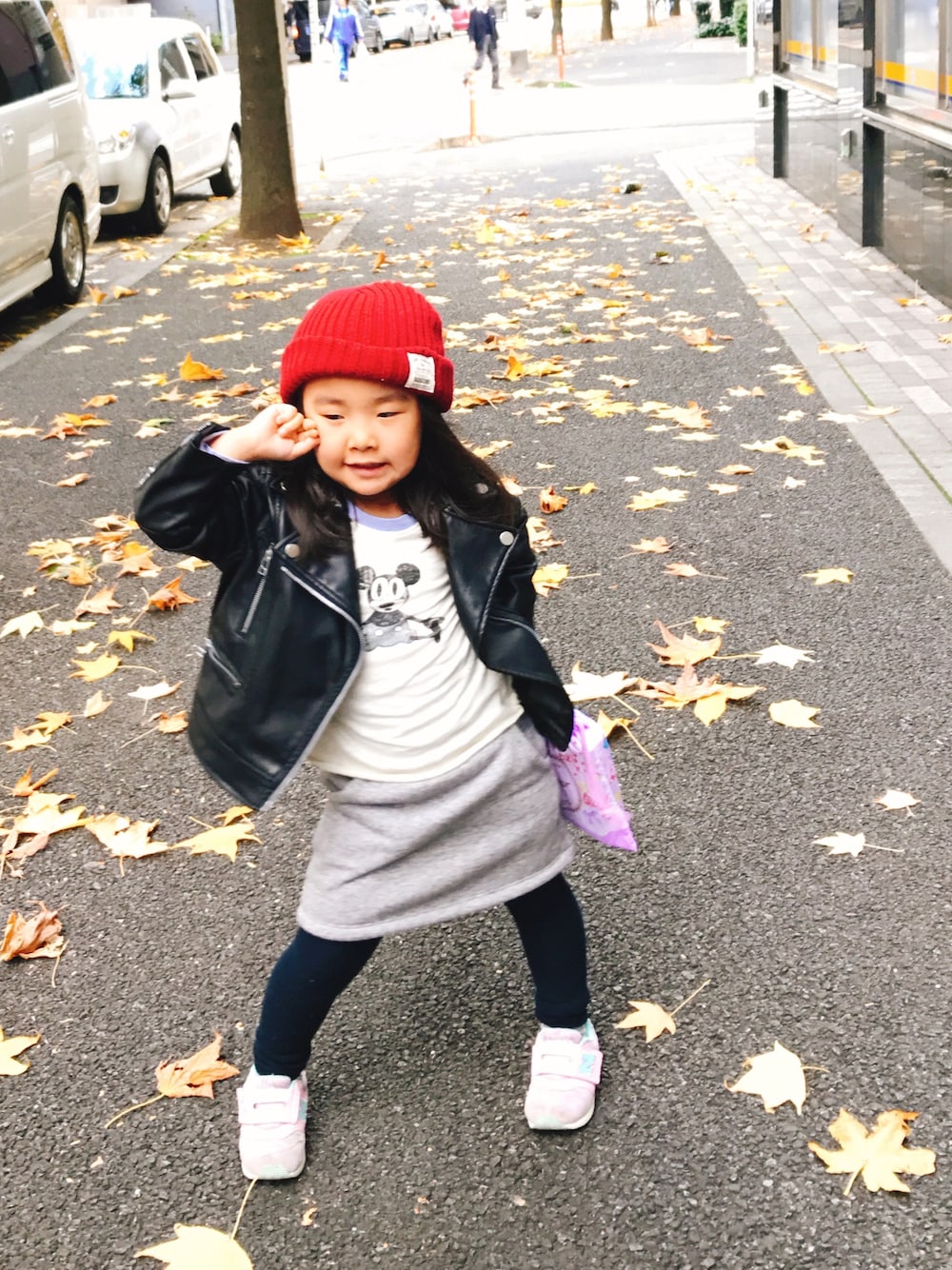 「キメキメポーズ、プティマイン(petit main)、ユニクロ、ニューバランス、スリーコインズ、休日スタイル、カジュアル、kids、おんなのこ」｜「no brandのアイテム（ニットキャップ/ビーニー、レッド系）」を使った、emiriさん（キッズ・100cm）の秋コーディネートの1枚目の写真