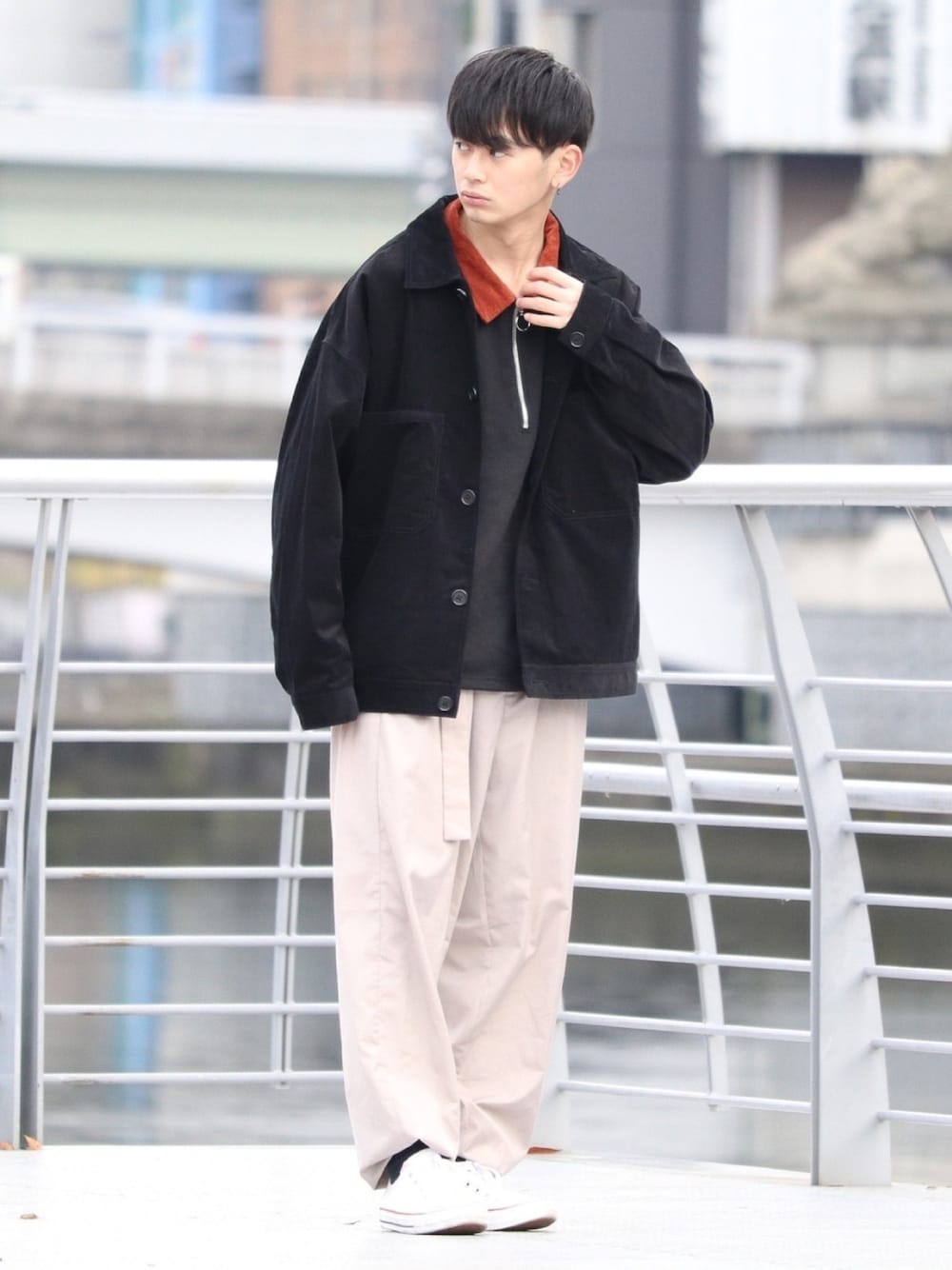 「休日スタイル、あったかコーデ、オレンジ、冬コーデ、大学生、CPOジャケット、モノトーン、カジュアル、秋冬コーデ、シンプルコーデ」｜「CONVERSEのCONVERSE ALL STAR OX（スニーカー、ホワイト系）」を使った、やーこん🦊︎︎︎︎︎︎︎︎︎︎︎︎☑︎さん（メンズ・172cm）の冬コーディネートの1枚目の写真