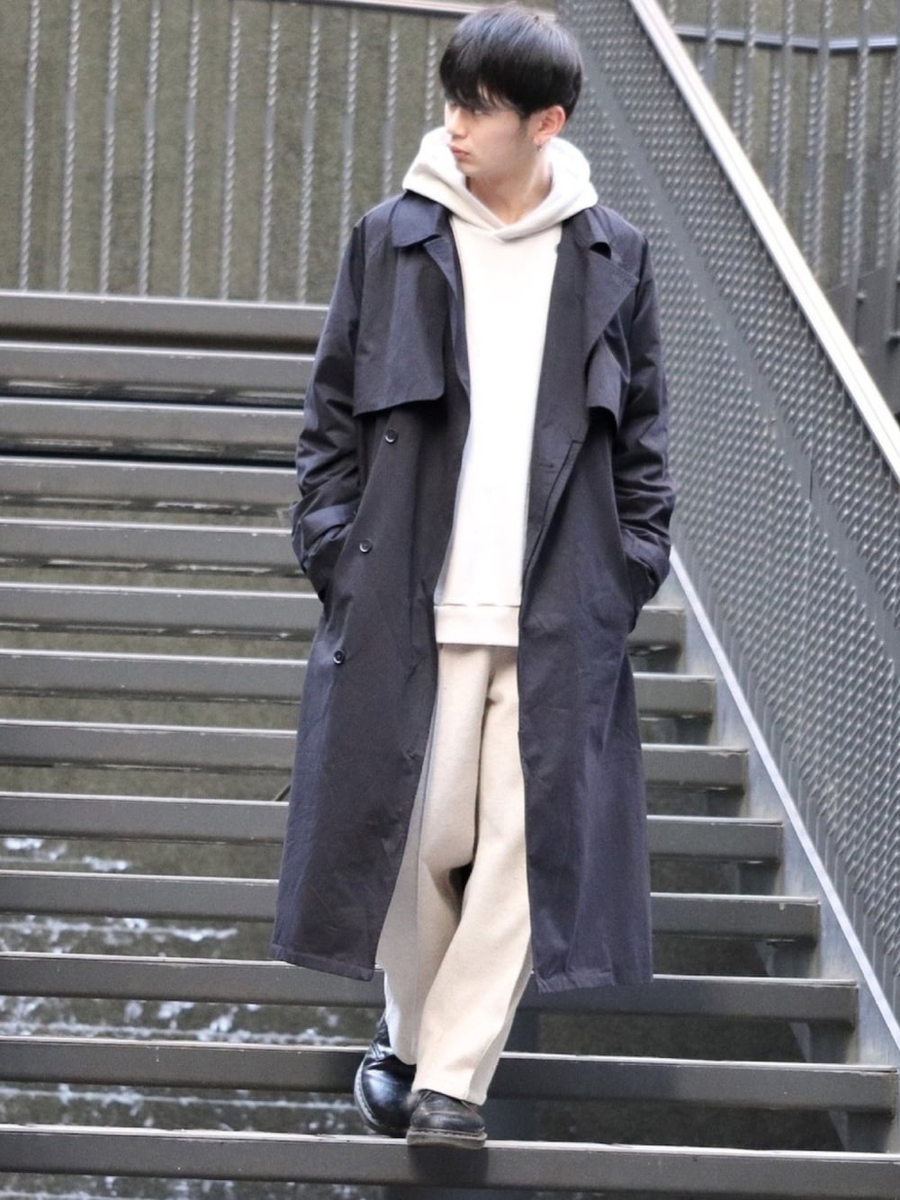 「私の推しブランド、休日スタイル、白パンツ、くすみカラー、トレンチコート、モノトーン、大学生、きれいめカジュアル、コート、淡色コーデ」｜「CREARE -LINO-の【2021春夏】くすみカラー オーバーサイズ トレンチコート（トレンチコート、ブラック系）」を使った、やーこん🦊︎︎︎︎︎︎︎︎︎︎︎︎☑︎さん（メンズ・172cm）の冬コーディネートの1枚目の写真