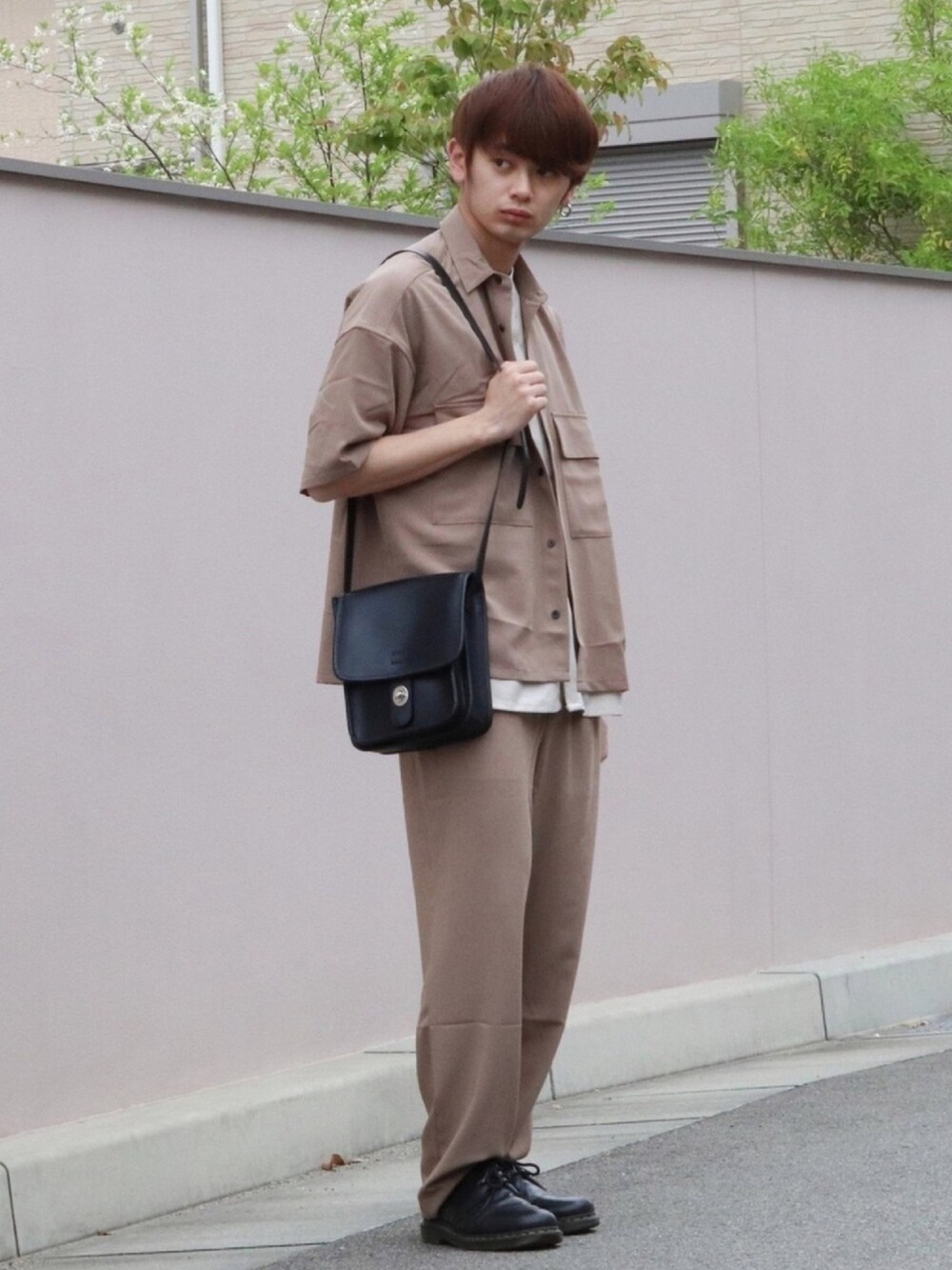 ブラック系のショルダーバッグ、ブラック系のブーツ、ベージュ系のシャツ/ブラウスを着用したメンズの春コーディネートの1枚目の写真