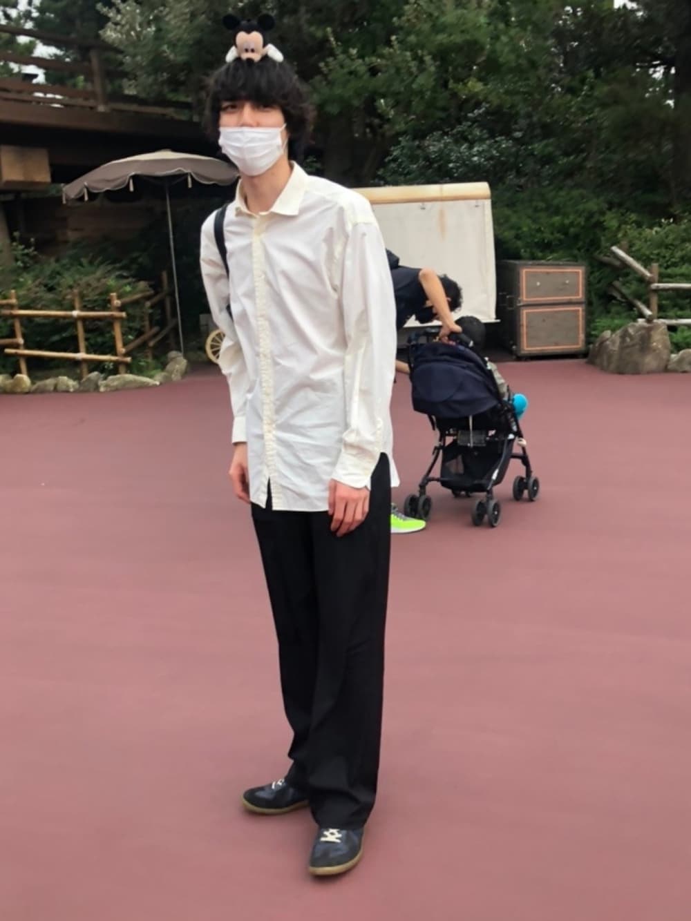 「ディズニー、ディズニーコーデ、モノトーン、モノトーンコーデ、白シャツ、スラックス、スラックスコーデ、休日コーデ、今日のコーデ、美容師」｜「H　BEAUTY&YOUTH UNITED ARROWSのアイテム（シャツ/ブラウス、ホワイト系）」を使った、Nakasanさん（メンズ・178cm）の春コーディネートの1枚目の写真