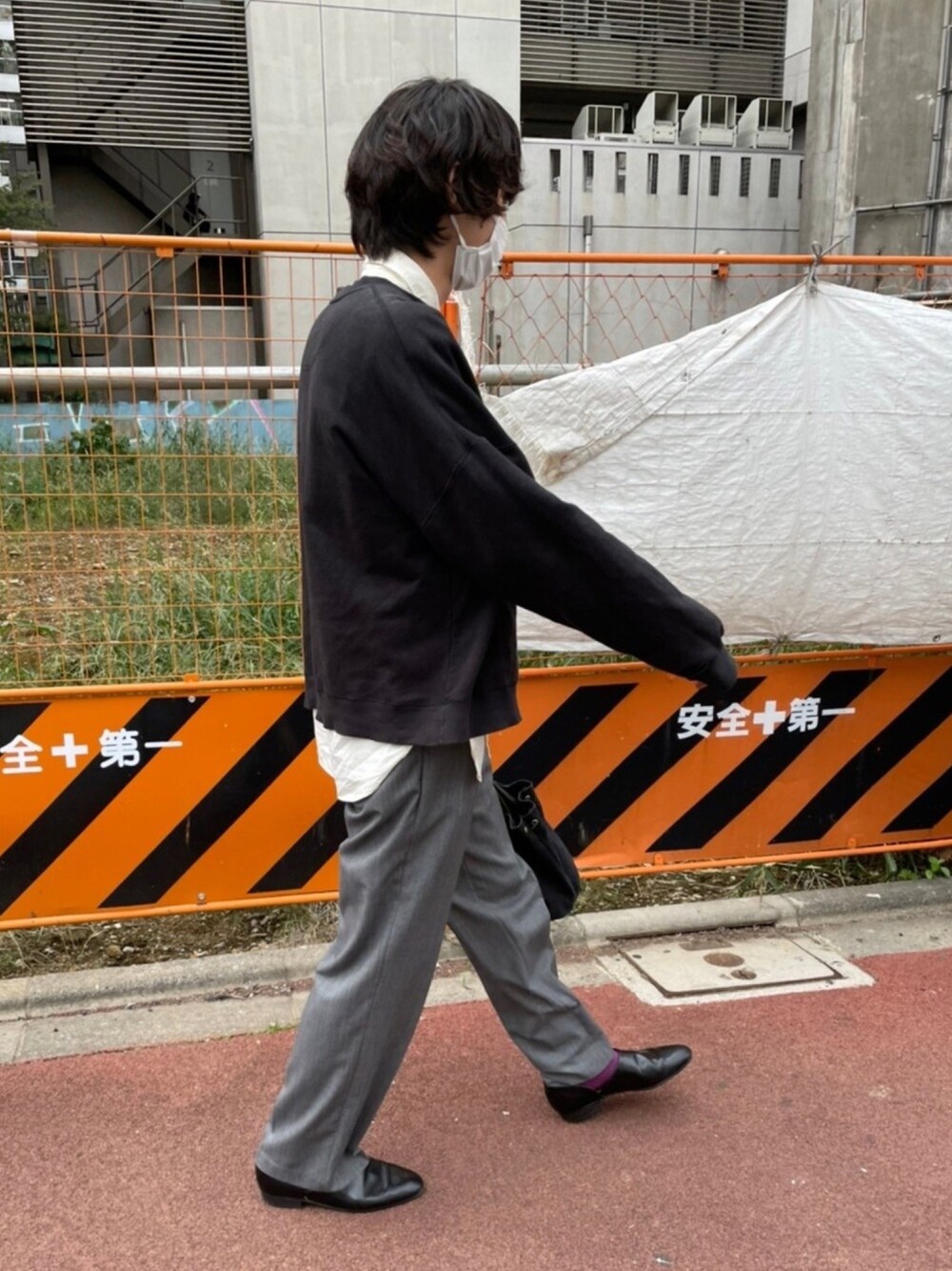 「シンプル、今日のコーデ、スラックス、スェット、美容師、美容師コーデ」｜「CLANEのウールツイルスラックス（スラックス、グレー系）」を使った、Nakasanさん（メンズ・178cm）の春コーディネートの1枚目の写真