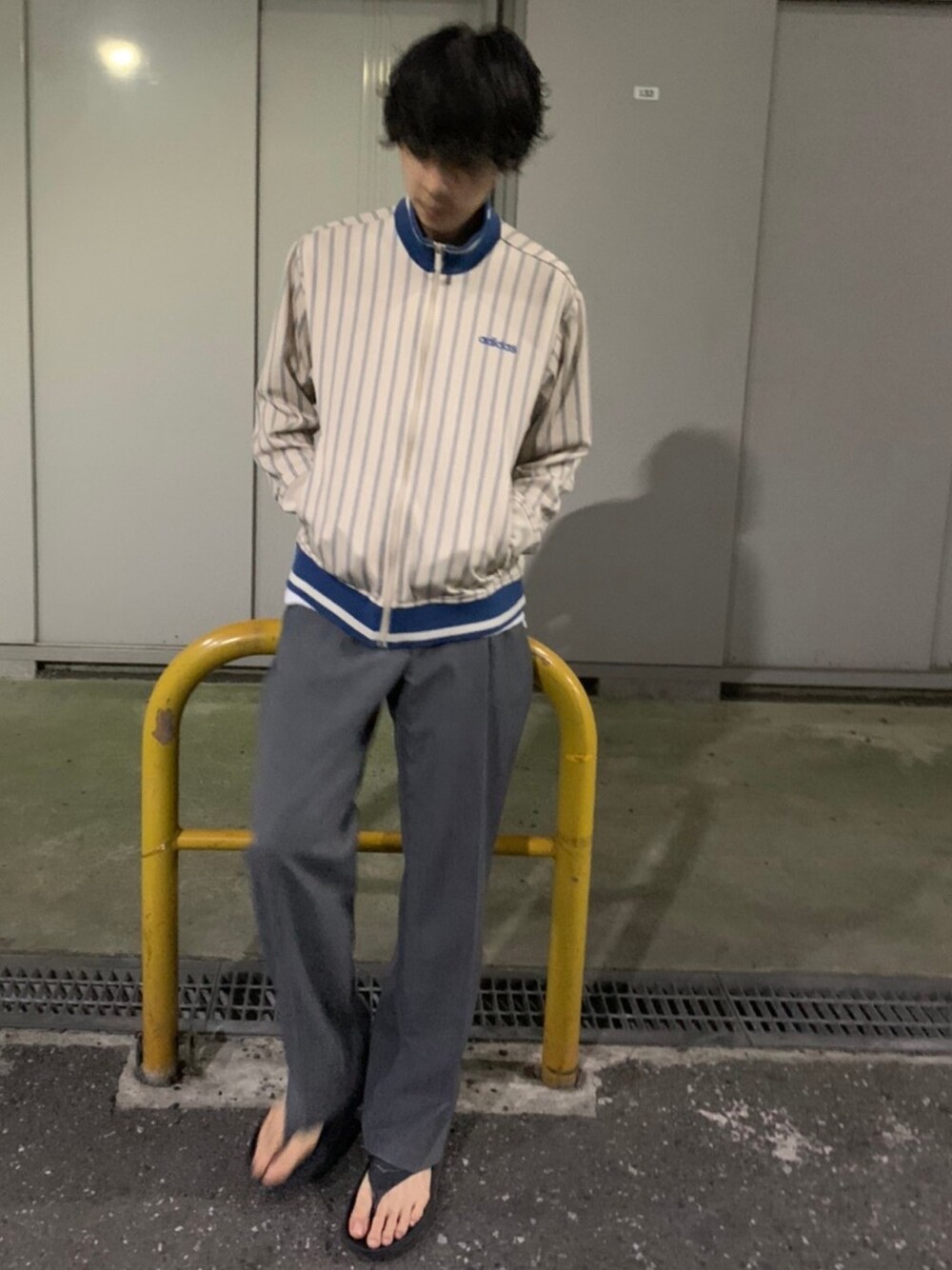 「ジャージ、スラックス、ホカオネオネ、サンダル、美容師、ラフ、休日スタイル」｜「CLANEのウールツイルスラックス（スラックス、グレー系）」を使った、Nakasanさん（メンズ・178cm）の春コーディネートの1枚目の写真