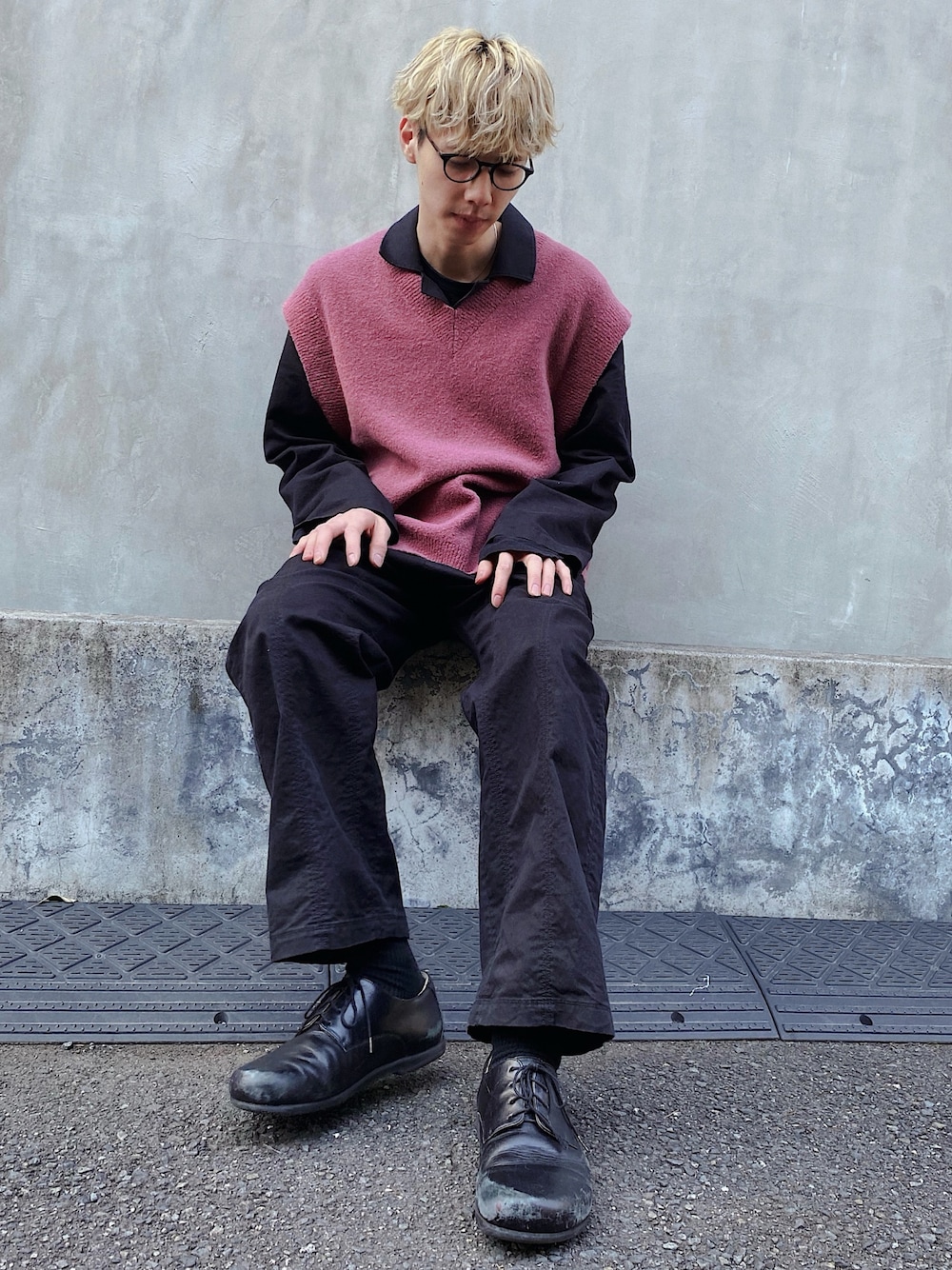 「ジャンプスーツ、つなぎ、今日のコーデ、美容師、休日スタイル、ベスト、ニットベスト、COS」｜「COSのアイテム（つなぎ/オールインワン、ブラック系）」を使った、Nakasanさん（メンズ・178cm）の春コーディネートの1枚目の写真