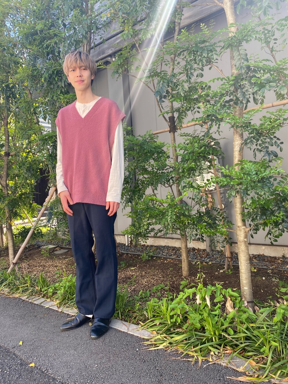 「カジュアルコーデ、シンプルコーデ、春夏コーデ、ベスト、ベストコーデ、おしゃれさんと繋がりたい、はるコーデ、休日スタイル、美容師」｜「COSのアイテム（ベスト、ピンク系）」を使った、Nakasanさん（メンズ・178cm）の春コーディネートの1枚目の写真