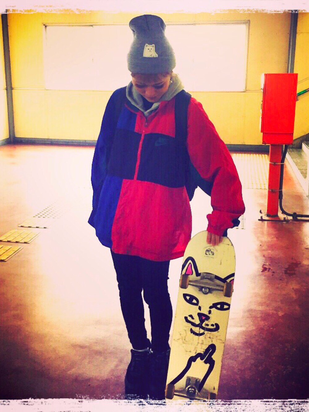 「SK8　、スケボー、スケボースタイル」｜「RIPNDIPのアイテム（ニットキャップ/ビーニー、グレー系）」を使った、yucarさん（レディース・150cm）の春コーディネートの1枚目の写真