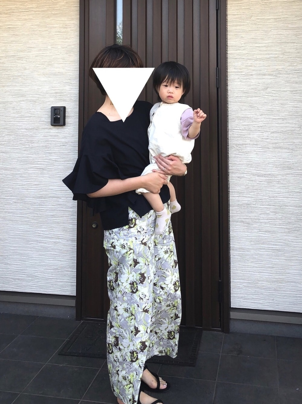 「大人カジュアル、大人リラックス、malla、Munich、mont-bell、柄パンツ、夏コーデ、美容師、ママコーデ、親子コーデ」｜「MunichのMunich 袖フリル ブラウス（シャツ/ブラウス、ホワイト系）」を使った、ぐっさんさん（レディース・166cm）の夏コーディネートの1枚目の写真