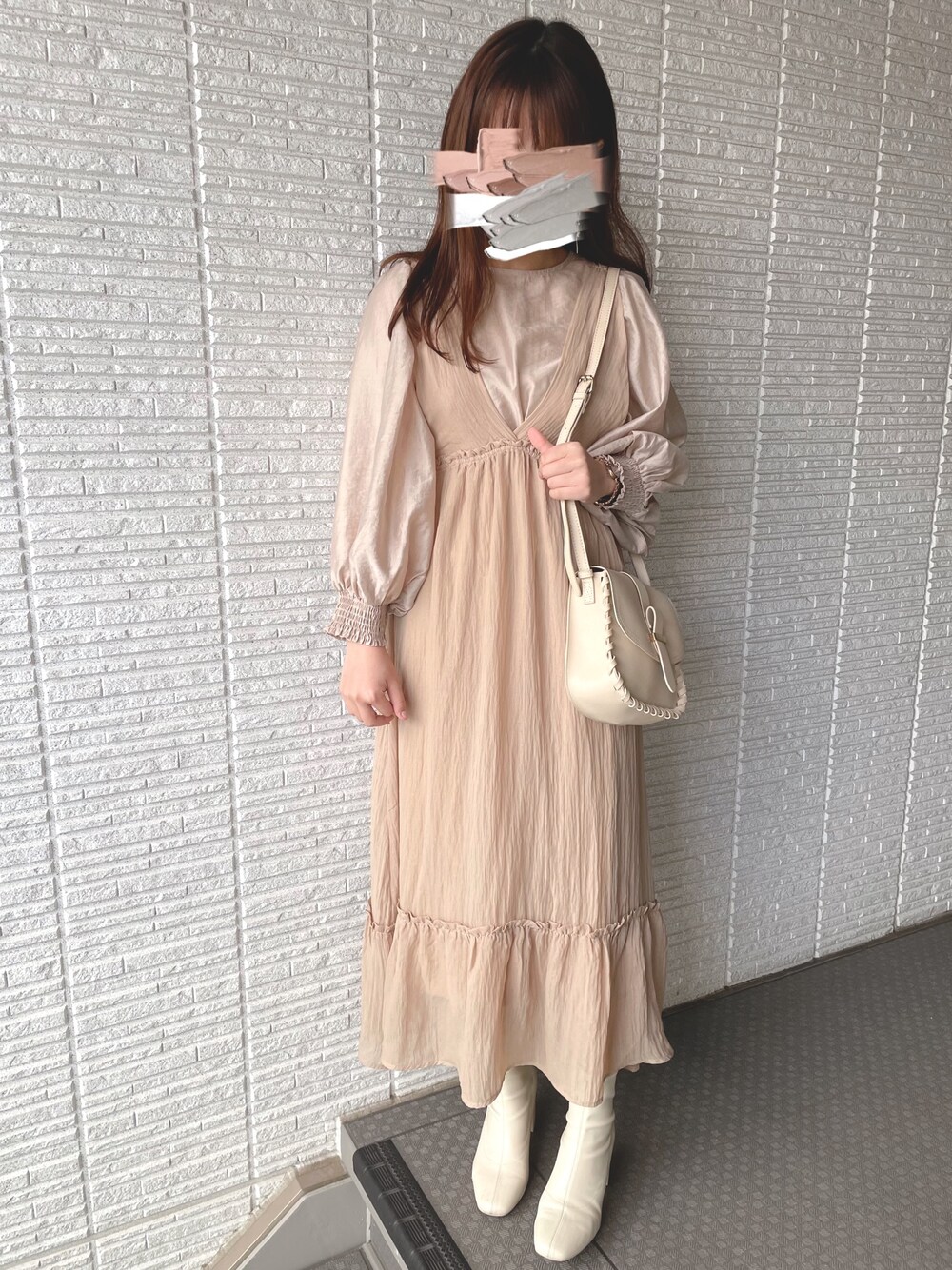 「春、ベージュコーデ、くすみカラー、ナチュラル、ワンピース、flower」｜「flowerのグロスティアードワンピース（ワンピース、ベージュ系）」を使った、おぴよさん（レディース・157cm）の冬コーディネートの1枚目の写真