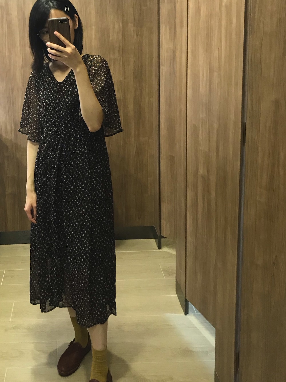 ブラック系のワンピースを着用したレディースの秋コーディネートの1枚目の写真
