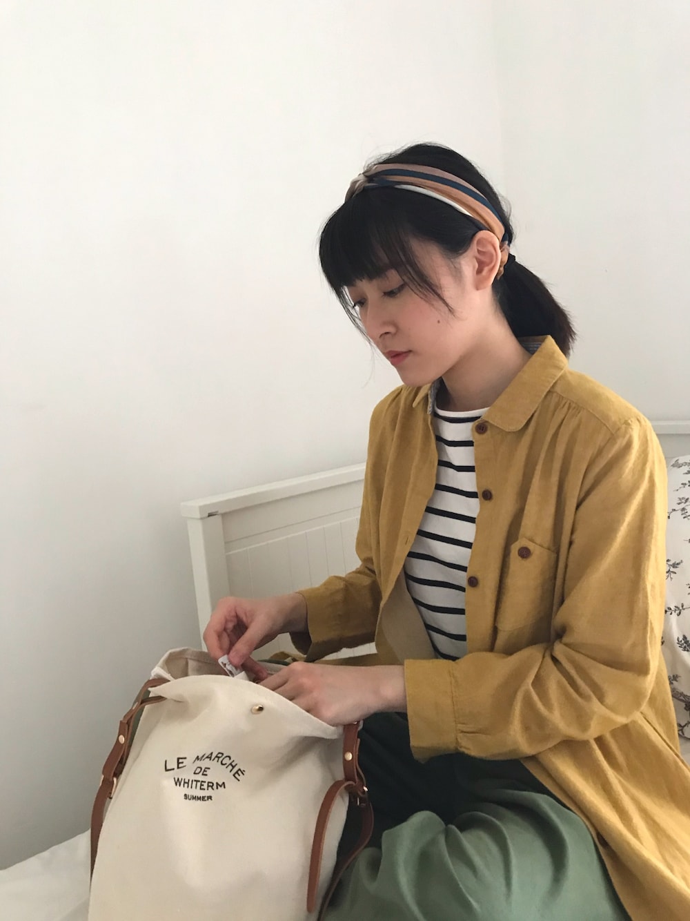 イエロー系のジャケット/アウター、グリーン系のその他パンツを着用したレディースの秋コーディネートの1枚目の写真