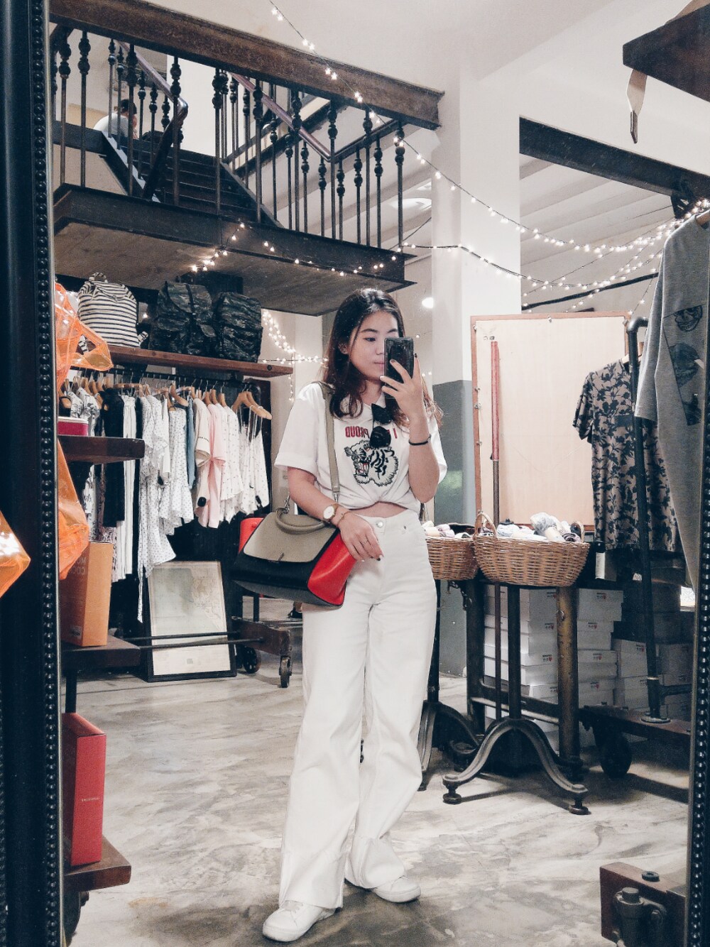 「大人カジュアル、春、ootd、white」｜「Célineのアイテム（ショルダーバッグ、その他）」を使った、laboratorypostさん（レディース・155cm）の春コーディネートの1枚目の写真