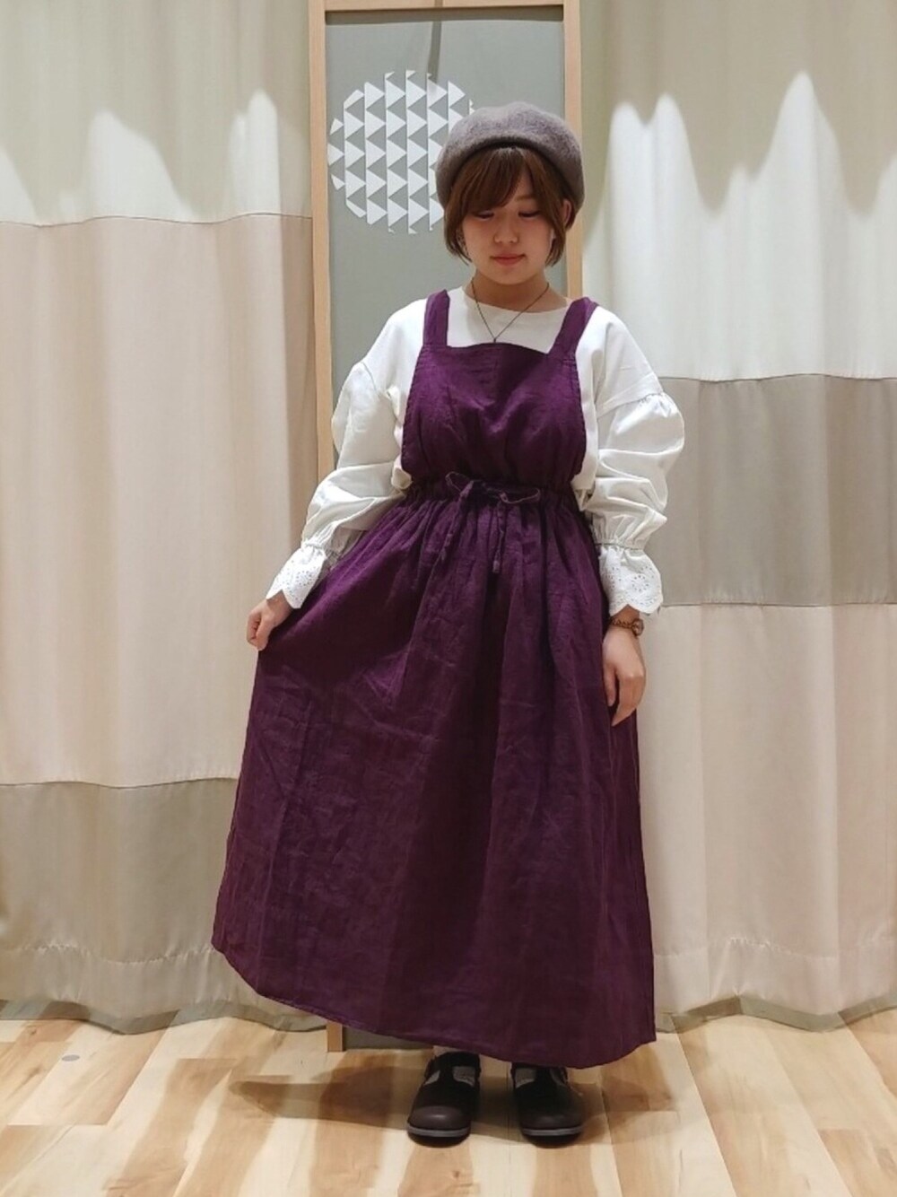 ホワイト系のTシャツ/カットソー、パープル系のワンピース、ブラウン系のドレスシューズを着用したレディースの秋コーディネートの1枚目の写真