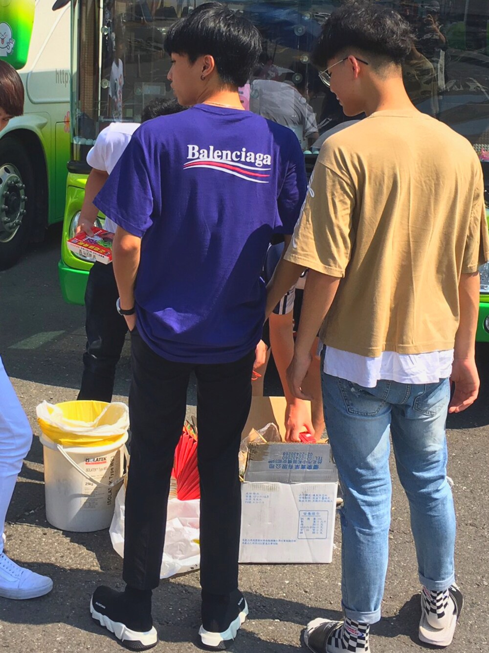 「義大世界」｜「BALENCIAGAのアイテム（Tシャツ/カットソー、ブルー系）」を使った、軒さん（メンズ・171cm）の春コーディネートの1枚目の写真