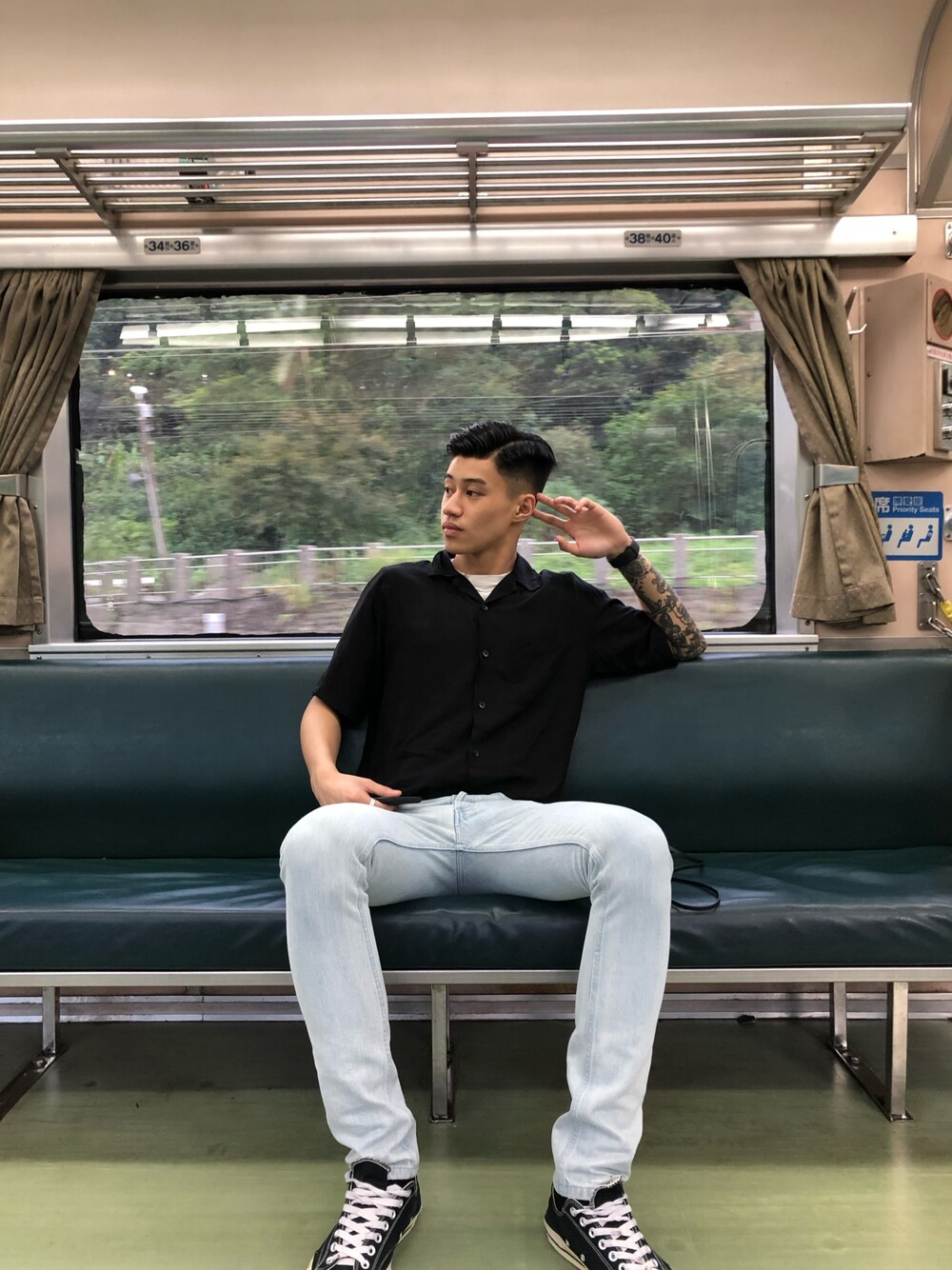 「Taiwan、holiday、travel、Hong Kong、skinny jeans」｜「GUのアイテム（シャツ/ブラウス、ブラック系）」を使った、Lucius Fungさん（メンズ・180cm）の秋コーディネートの1枚目の写真