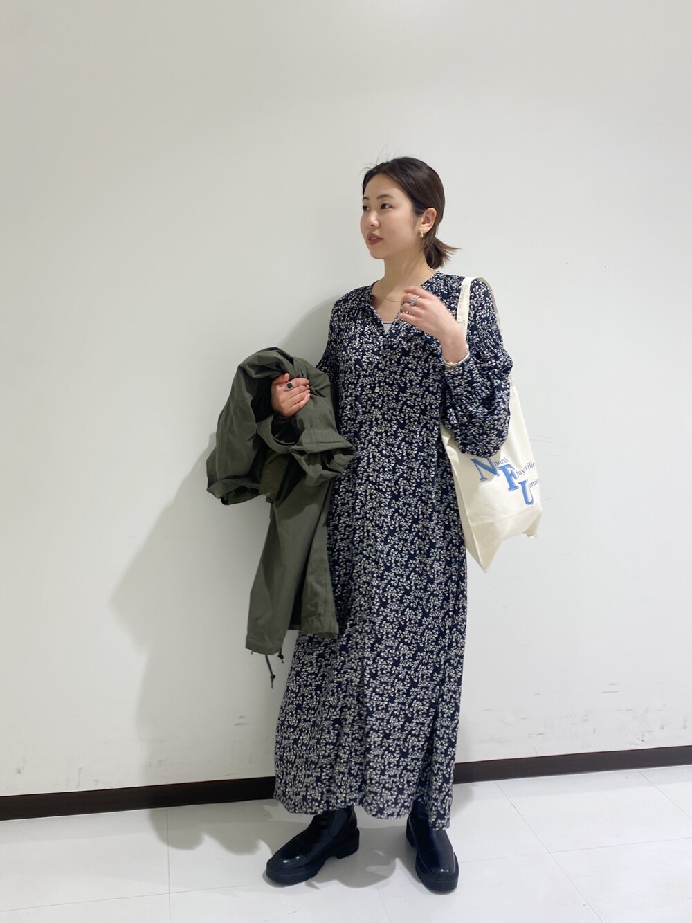 「私の推しブランド、休日スタイル、大人女子、ワンピーススタイル、春コーデ、ワンピース、花柄、カジュアル、ブーツ」｜「SHENERYのギャザーパフスリーブプリントマキシワンピース（ワンピース、ブラック系）」を使った、TSURUGASAKI_163cmさん（レディース・163cm）の冬コーディネートの1枚目の写真