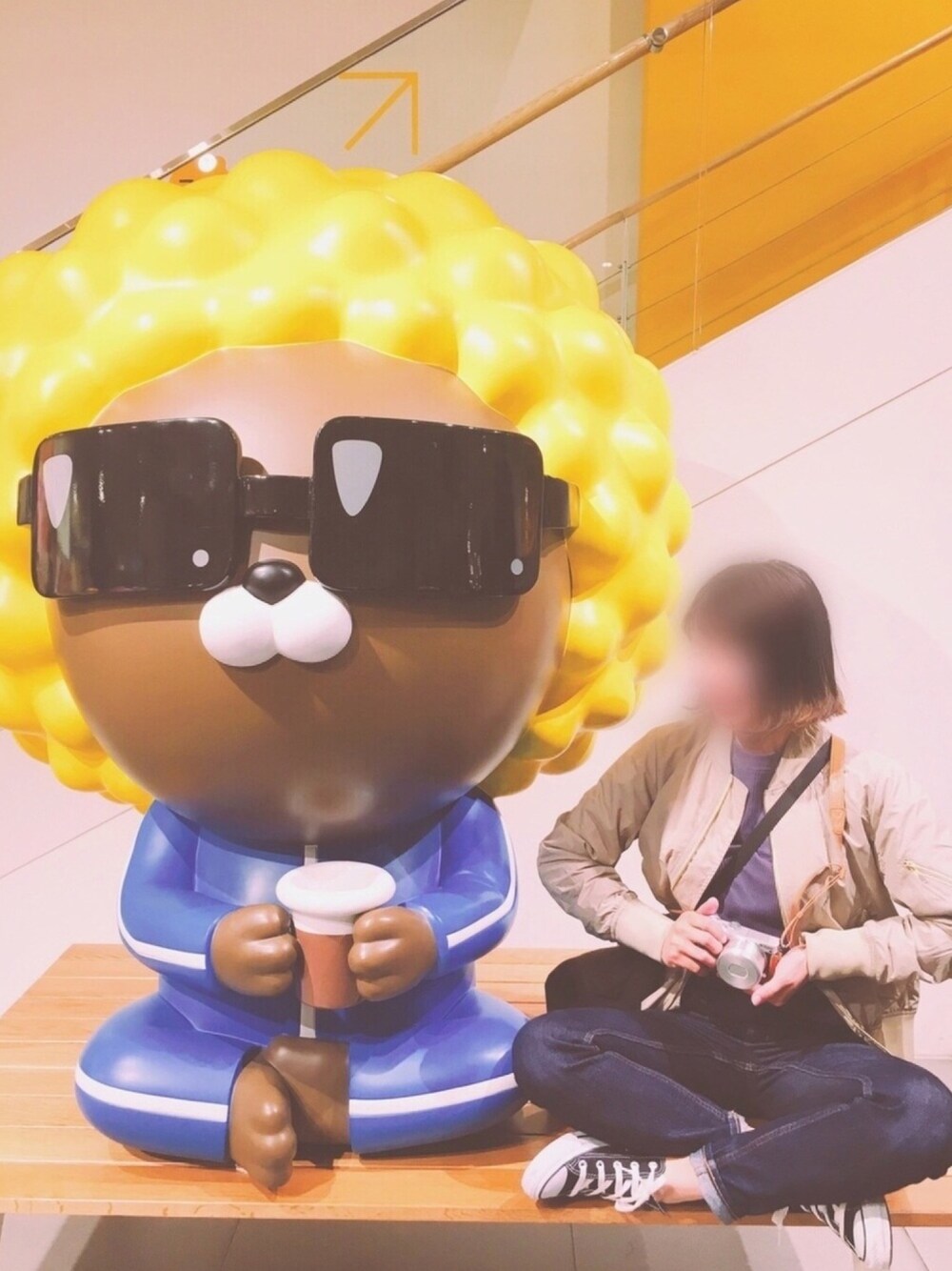 「旅行、デニム、うごきやすさ重視、低身長、大人カジュアル、ラクチンコーデ、コンバース、パンツスタイル、スキニーデニム、韓国好きな人と繋がりたい」｜「B:MING by BEAMSのビーミング by ビームス / ナイロンMA-1ブルゾン（MA-1、ブラウン系）」を使った、てむ✱✱さん（レディース・149cm）の春コーディネートの1枚目の写真