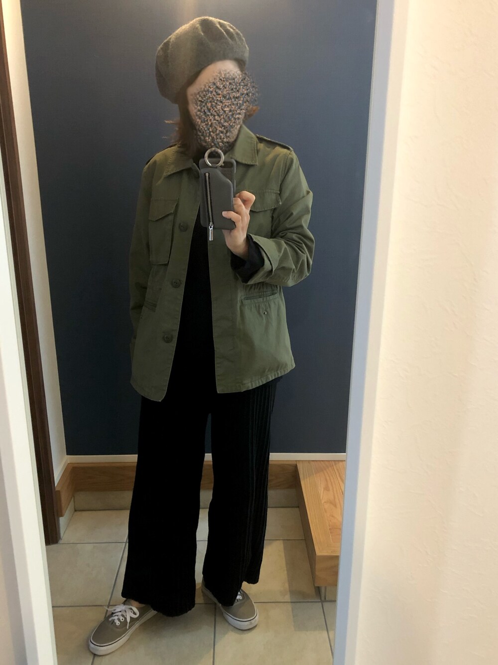 「カジュアル、スニーカー、秋、シンプル、ootd、低身長、シンプルコーデ、ミリタリー、おしゃれさんと繋がりたい、オトナカジュアル」｜「KBFのパイピングベレー（ハンチング/ベレー帽、グレー系）」を使った、てむ✱✱さん（レディース・149cm）の秋コーディネートの1枚目の写真