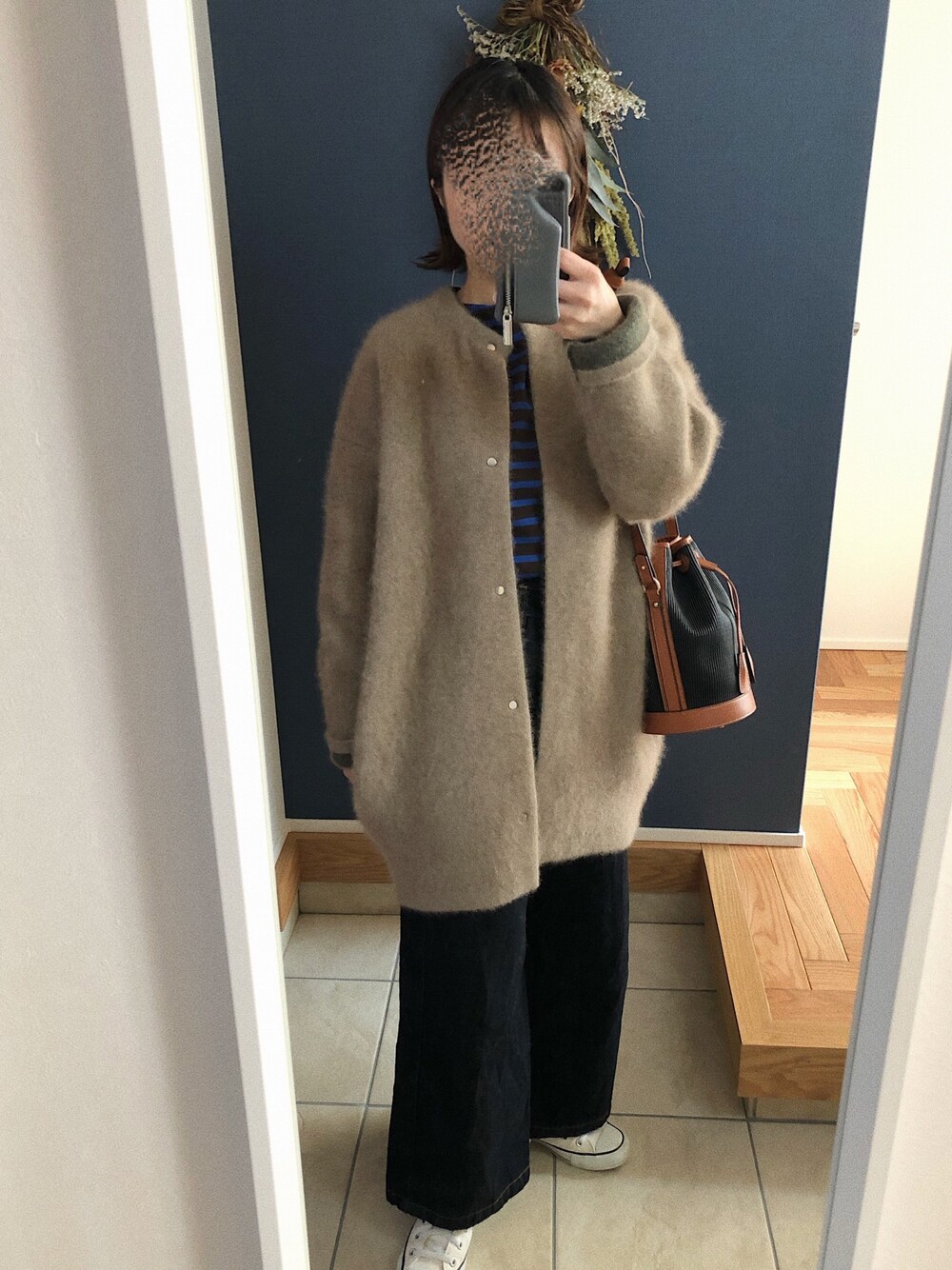 「シンプル、大人カジュアル、ワイドパンツ、デニムパンツ、パンツスタイル、低身長コーデ、冬コーデ、ラフ、シンプルコーデ、ベージュ」｜「ELENDEEKのラクーンミックスWカーディガン（カーディガン/ボレロ、ベージュ系）」を使った、てむ✱✱さん（レディース・149cm）の秋コーディネートの1枚目の写真