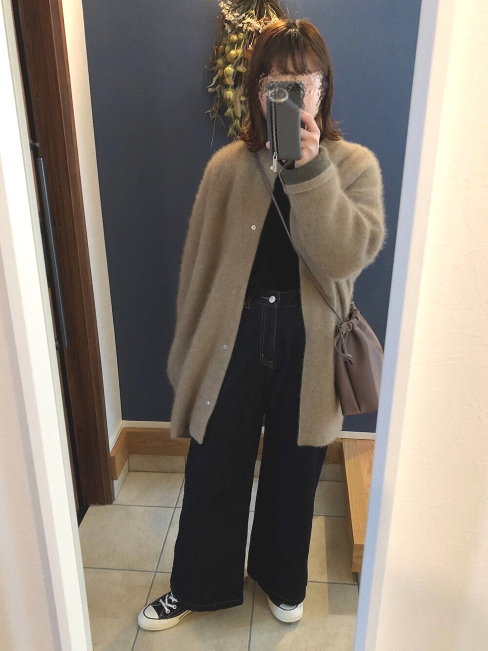 「パンツスタイル、大人カジュアル、カジュアルコーデ、ootd、大人コーデ、ワイドパンツ、シンプルコーデ、シンプル、低身長」｜「COHINAのアイテム（デニムパンツ、ブルー系）」を使った、てむ✱✱さん（レディース・149cm）の冬コーディネートの1枚目の写真