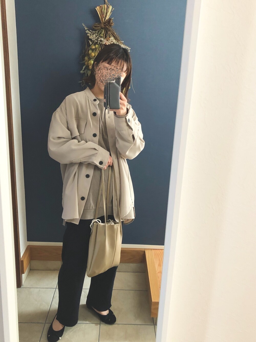 「おうちファッション、部屋撮り、オトナカジュアル、シンプル、パンツスタイル、楽チンコーデ、低身長、ootd、春色、シンプルコーデ」｜「JOURNAL STANDARD relumeのアイテム（Tシャツ/カットソー、グレー系）」を使った、てむ✱✱さん（レディース・149cm）の春コーディネートの1枚目の写真