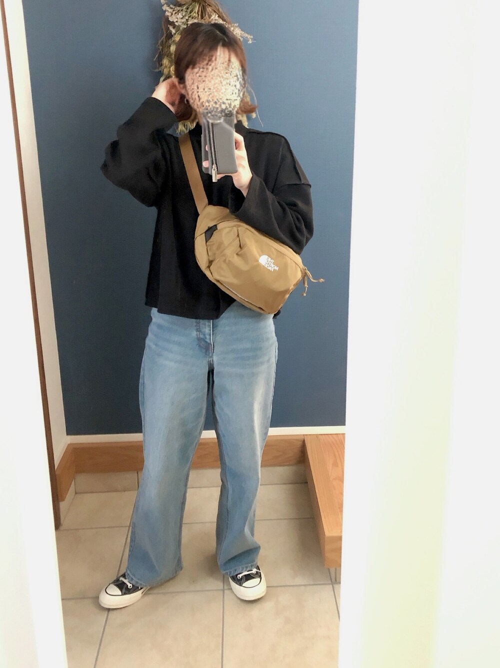 「シンプル、きれいめカジュアル、はるコーデ、低身長、ゆるコーデ、ラフ、ベージュ、おしゃれさんと繋がりたい、ootd、THE NORTH FACE」｜「nokchaのアイテム（Tシャツ/カットソー、ブラック系）」を使った、てむ✱✱さん（レディース・149cm）の春コーディネートの1枚目の写真
