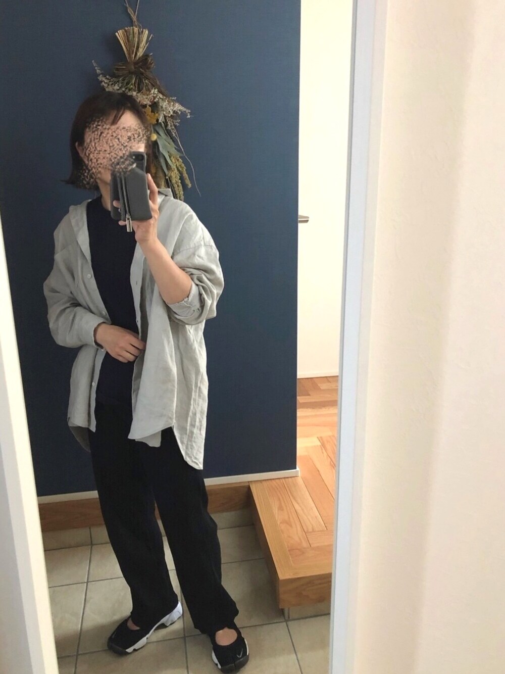 「大人カジュアル、ゆったりコーデ、低身長、休日スタイル、部屋撮り、ラフ、リラックススタイル、きれいめカジュアル、シンプル、ootd」｜「URBAN RESEARCH DOORSのリネンワイドシャツ（シャツ/ブラウス、グリーン系）」を使った、てむ✱✱さん（レディース・149cm）の春コーディネートの1枚目の写真