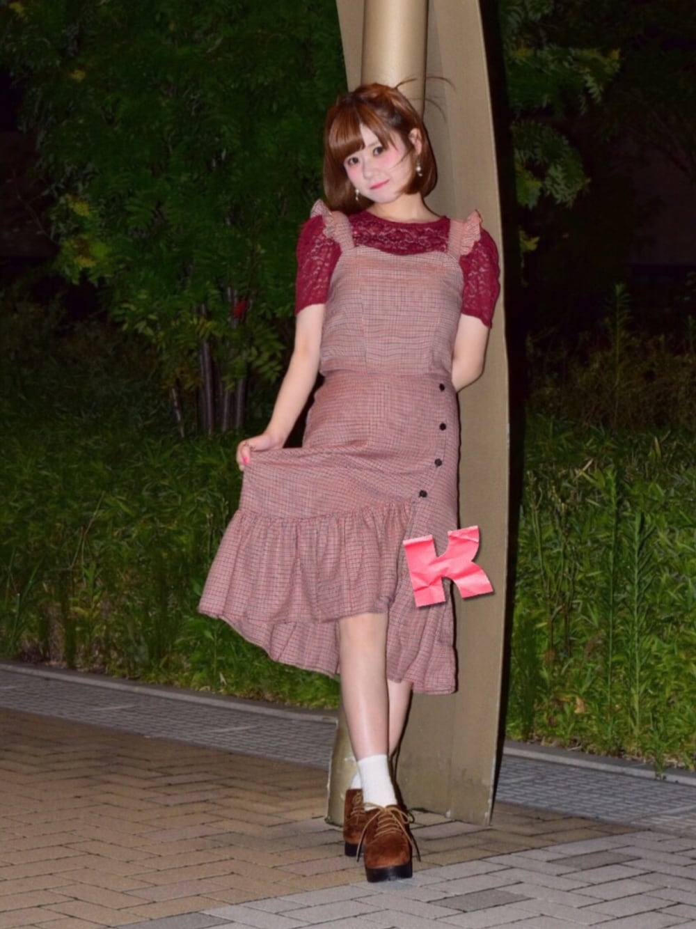 「秋のコーデ、チェック、赤、ボルドー、ワインレッド、ヘムライン、WEGO、アンクルージュ、先取りコーデ、出勤コーデ」｜「WEGOのWEGO/レトロチェックフリルビスチェ（ベスト、レッド系）」を使った、ぴんさん（レディース・156cm）の夏コーディネートの1枚目の写真