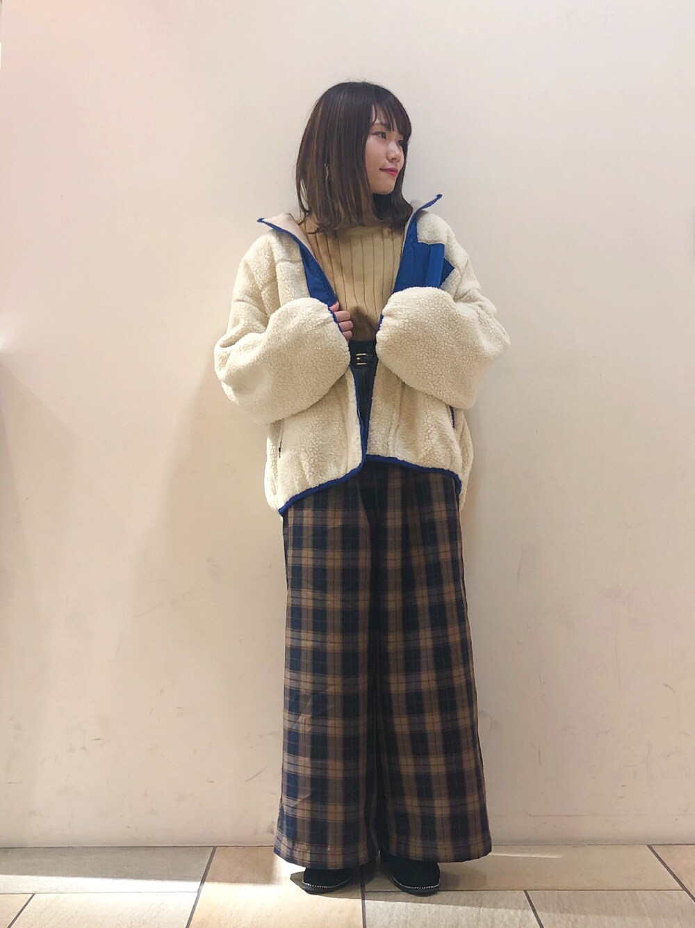 「w closet、低身長、ボアブルゾン、リブニット、チェックパンツ、ブーティ、秋のコーデ、スポーティ、きれいめカジュアル、カジュアルコーデ」｜「w closetのボア×フリースリバーシブルブルゾン_（ブルゾン、ホワイト系）」を使った、harumi ootukaさん（レディース・153cm）の秋コーディネートの1枚目の写真