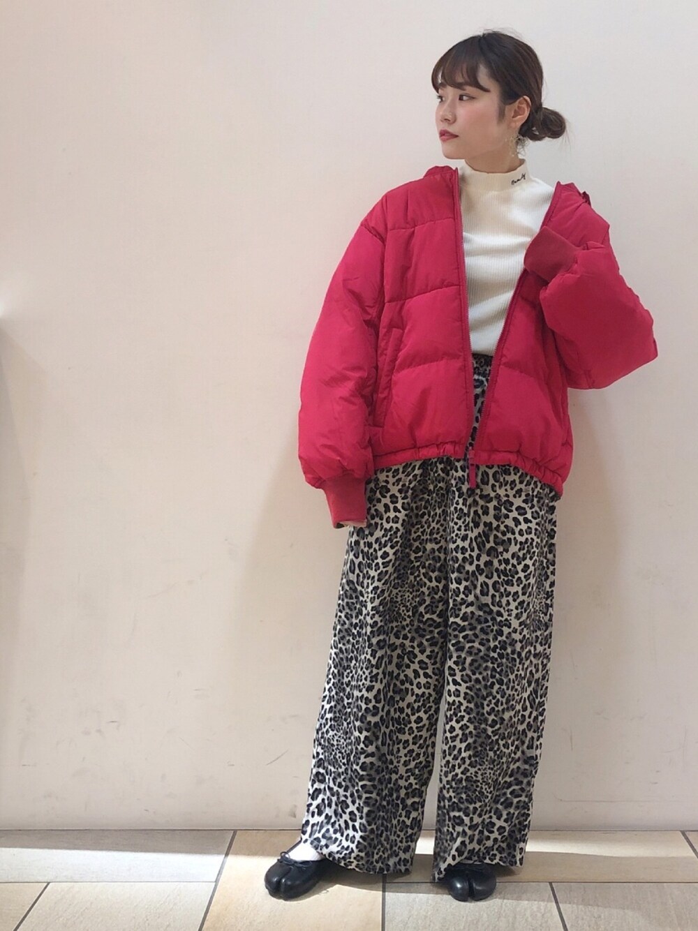 「w closet、低身長、スポーツミックス、レオパード、秋のコーデ、カジュアル、赤、アウター、ブルゾン、リバーシブル」｜「w closetの刺繍入りハイネックプルオーバー_（Tシャツ/カットソー、ホワイト系）」を使った、harumi ootukaさん（レディース・153cm）の秋コーディネートの1枚目の写真
