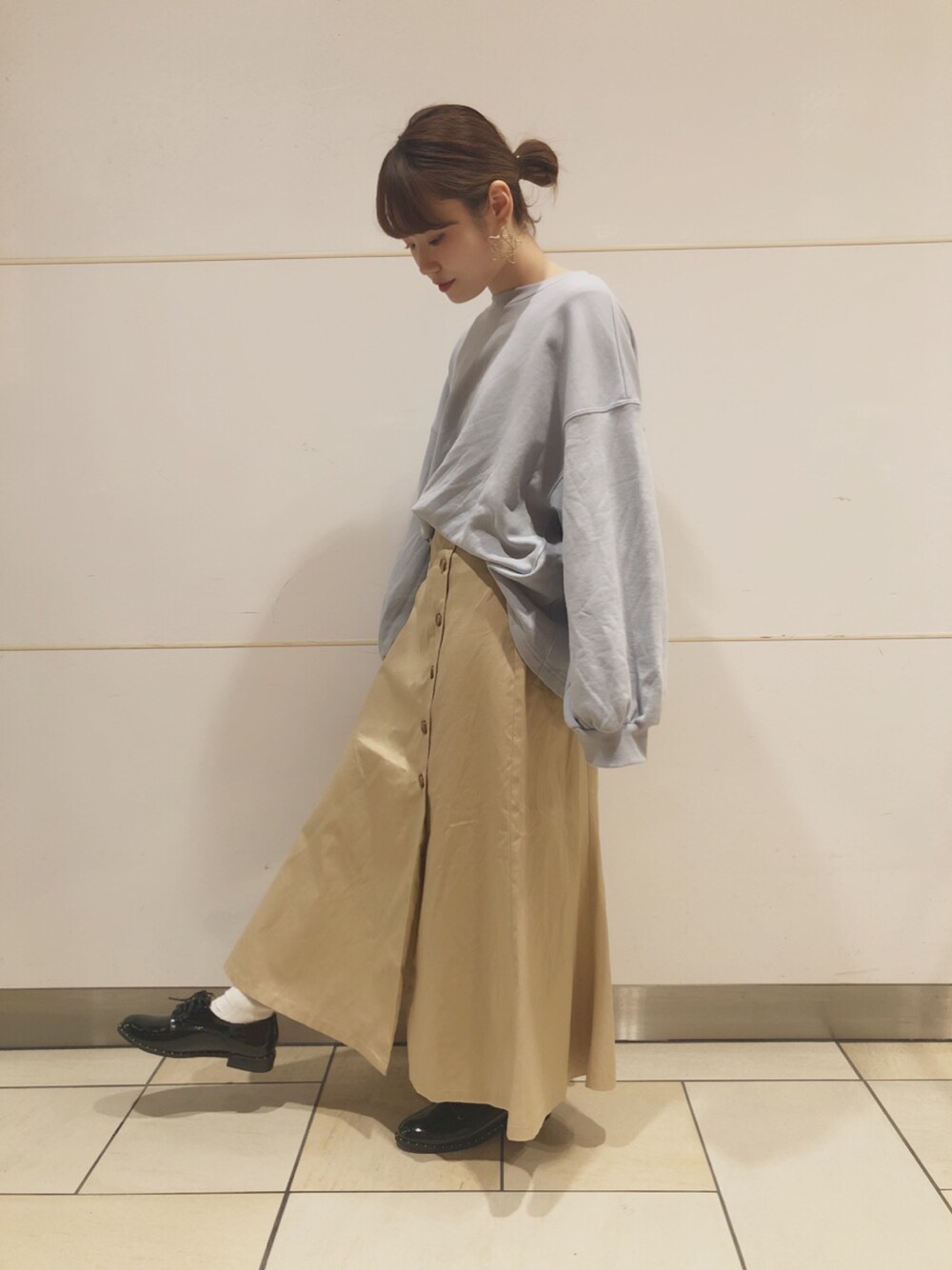 「サックスブルー、ゆるコーデ、シンプルコーデ、カジュアルコーデ、後ろリボン、ロングスカート、低身長、w closet、プチプラ、fashion」｜「w closetのバックリボンスウェットプルオーバー（スウェット、ブルー系）」を使った、harumi ootukaさん（レディース・153cm）の冬コーディネートの1枚目の写真