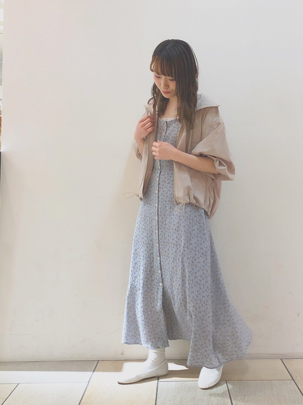 「花柄ワンピース、フード、サックスブルー、グレージュ、ノベルティフェア開催中♡♡♡、まだ白は残ってます！、低身長、メッシュパンプス、wcloset」｜「w closetのポリエステルフードジップブルゾン（ブルゾン、ベージュ系）」を使った、harumi ootukaさん（レディース・153cm）の春コーディネートの1枚目の写真