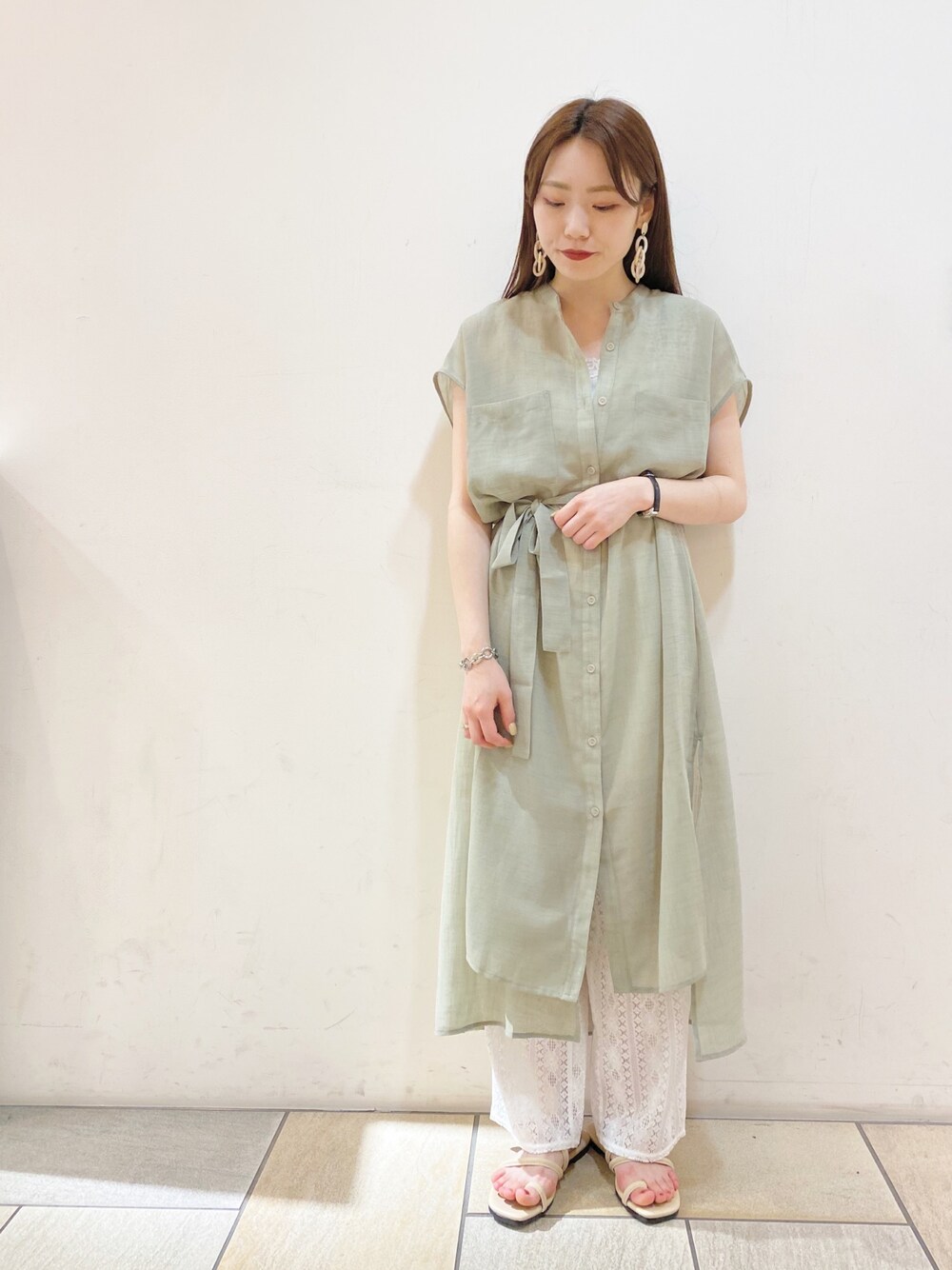 「ミント、シンプル、カジュアルコーデ、シアーシャツ、シアーシャツワンピース、レースパンツ、イージーパンツ、153cm、wcloset、wclosetコーデ」｜「w closetのバンドカラーフレンチスリーブワンピ（ワンピース、グリーン系）」を使った、harumi ootukaさん（レディース・153cm）の夏コーディネートの1枚目の写真