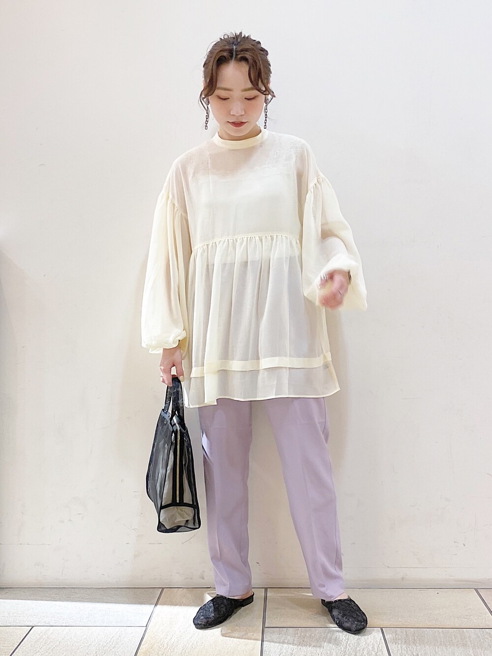 「シア―ブラウス、カラーパンツ、チュールパンプス、低身長コーデ、153cm、wcloset、wclosetコーデ、パープル、うしろリボン」｜「w closetのバックリボン　タックブラウス（シャツ/ブラウス、ホワイト系）」を使った、harumi ootukaさん（レディース・153cm）の夏コーディネートの1枚目の写真