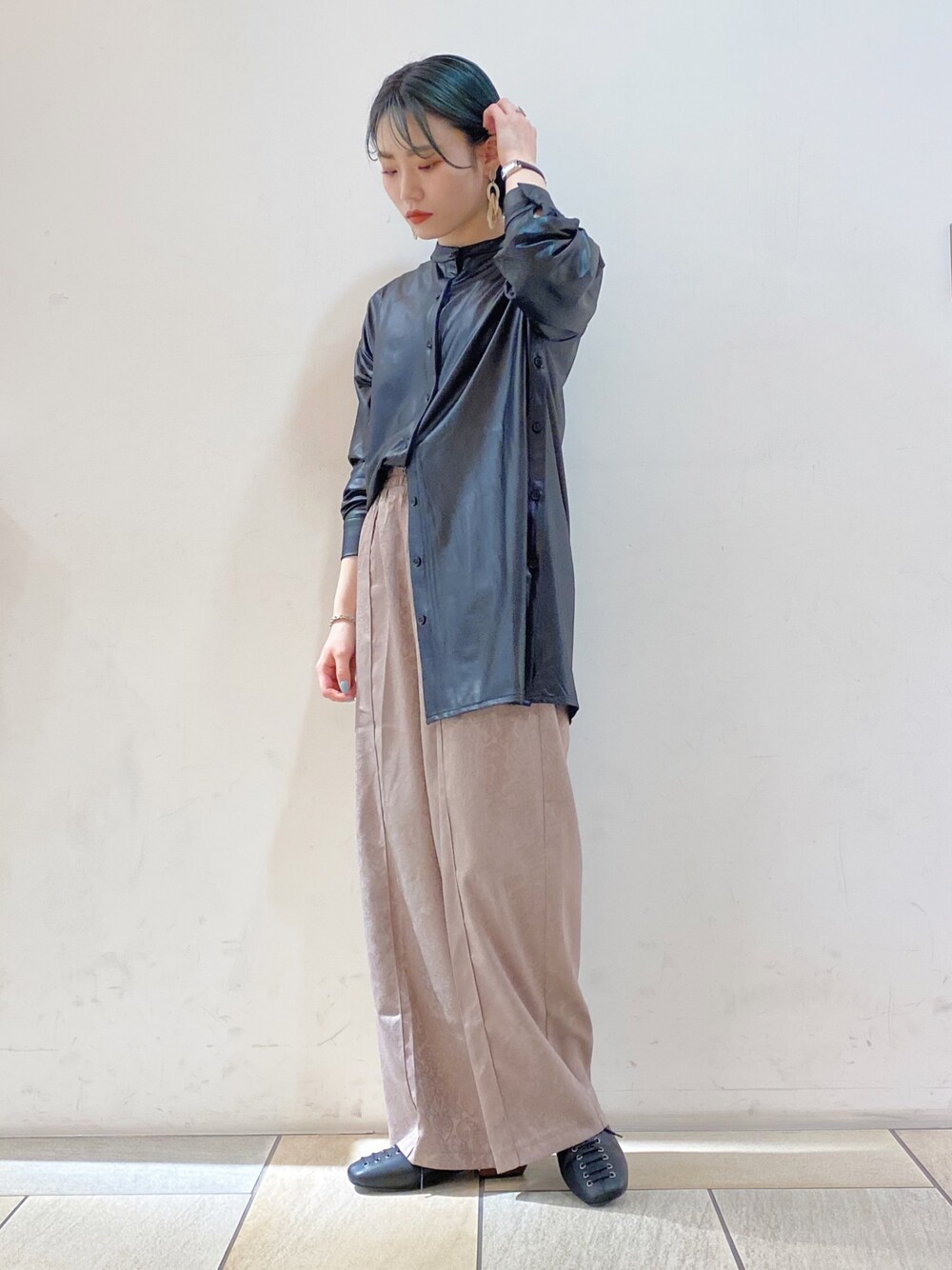 「alleybywcloset、ソフトレザー、シャツ、ジャガード、イージーパンツ、秋コーデ、シンプルコーデ、wcloset、153cm」｜「Alley by w closetの【Alley】ソフトレザーサイドボタンシャツ（シャツ/ブラウス、ブラック系）」を使った、harumi ootukaさん（レディース・153cm）の秋コーディネートの1枚目の写真