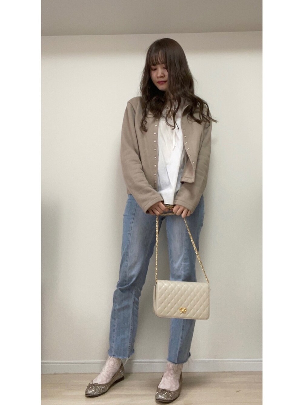 「カーディガン、ベージュコーデ、バレエシューズ、ブラウス、ブラウス×デニム、センタープレス、デニムパンツ、ゆるコーデ、カーディガンコーデ、春コーデ」｜「COCO DEALのアイテム（デニムパンツ、ブルー系）」を使った、𝐌  さん（レディース・159cm）の春コーディネートの1枚目の写真