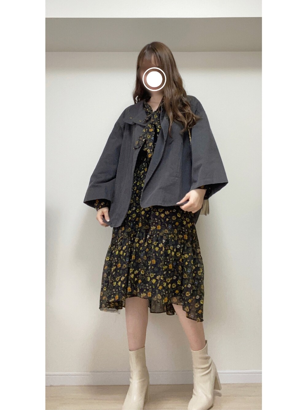 「春コーデ、花柄ワンピース、韓国ファッション、ワンピース、ショートブーツ、ストレッチブーツ、カーキアウター、春アウター、キルティングバッグ」｜「LOWRYS FARMのストレッチヒールブーツ　851418（ブーツ、ホワイト系）」を使った、𝐌  さん（レディース・160cm）の春コーディネートの1枚目の写真