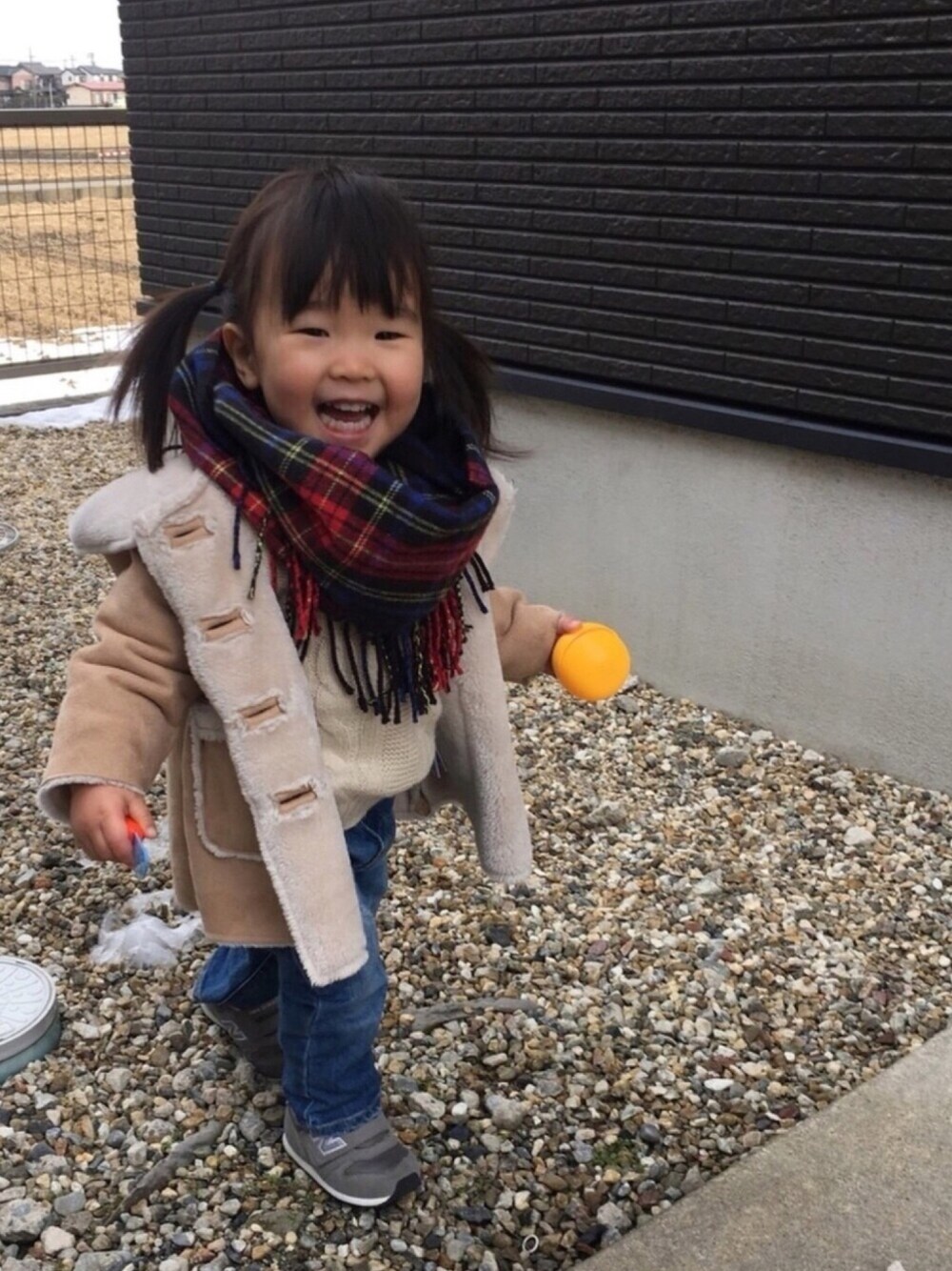 「キッズファッション、女の子コーデ、プティマイン、着まわし、西松屋、ニューバランス、any Fam」｜「any Famの【KIDS雑貨】両側フリンジ スヌード（ストール/ショール、ブラック系）」を使った、☆meimei☆さん（キッズ・70cm）の冬コーディネートの1枚目の写真