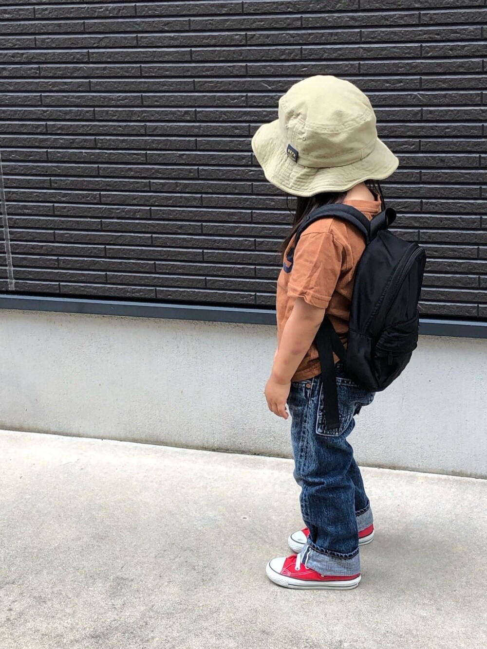 その他のTシャツ/カットソー、ブルー系のデニムパンツ、レッド系のスニーカーを着用したキッズの夏コーディネートの1枚目の写真