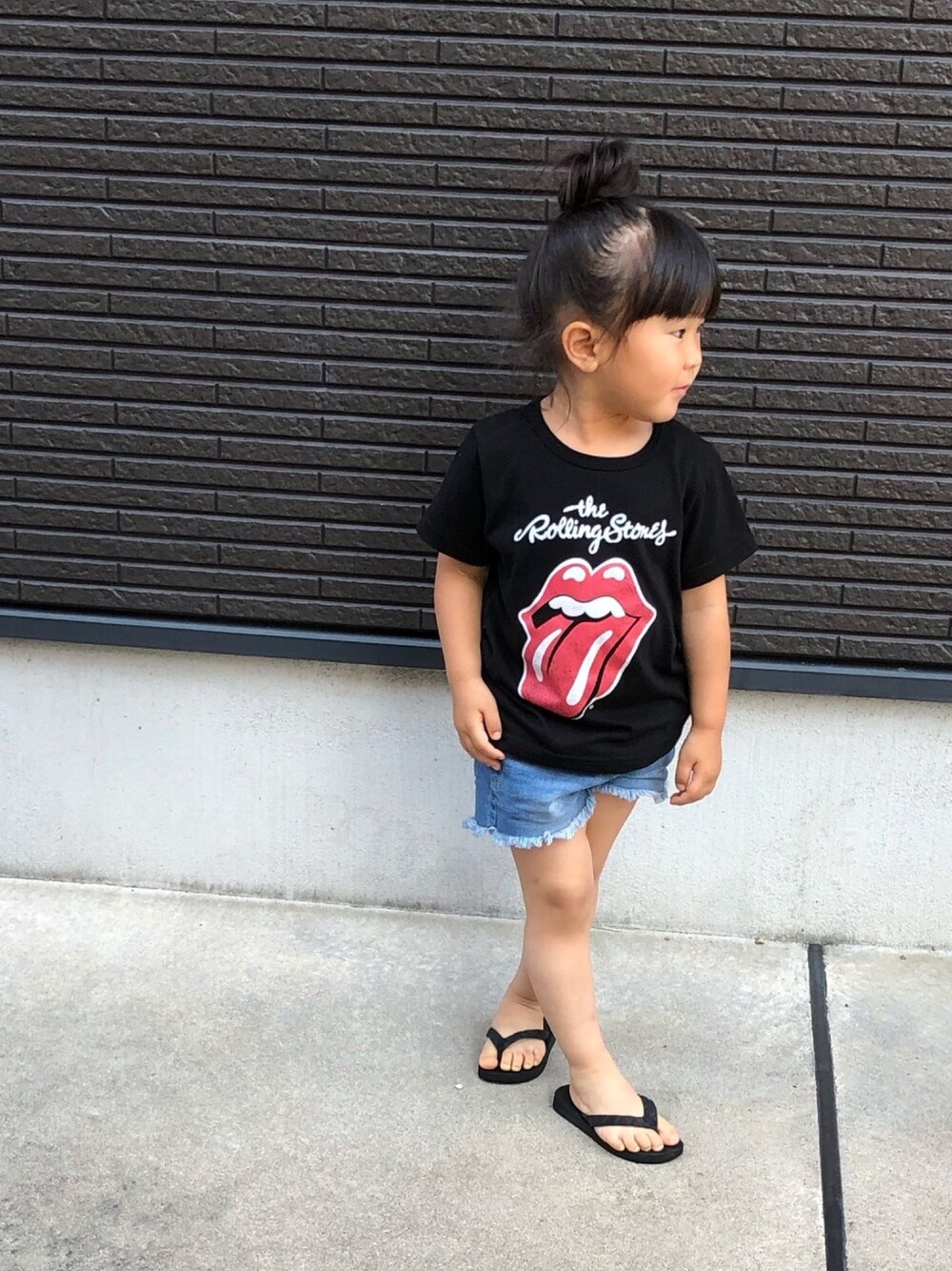 「キッズコーデ、夏だ！Tシャツ着よう！、女の子コーデ、西松屋、GLOBAL WORK、URBAN RESEARCH DOORS」｜「GLOBAL WORKの【キッズ】GIRLSデニムショーツ/724014（デニムパンツ、ブルー系）」を使った、☆meimei☆さん（キッズ・74cm）の夏コーディネートの1枚目の写真