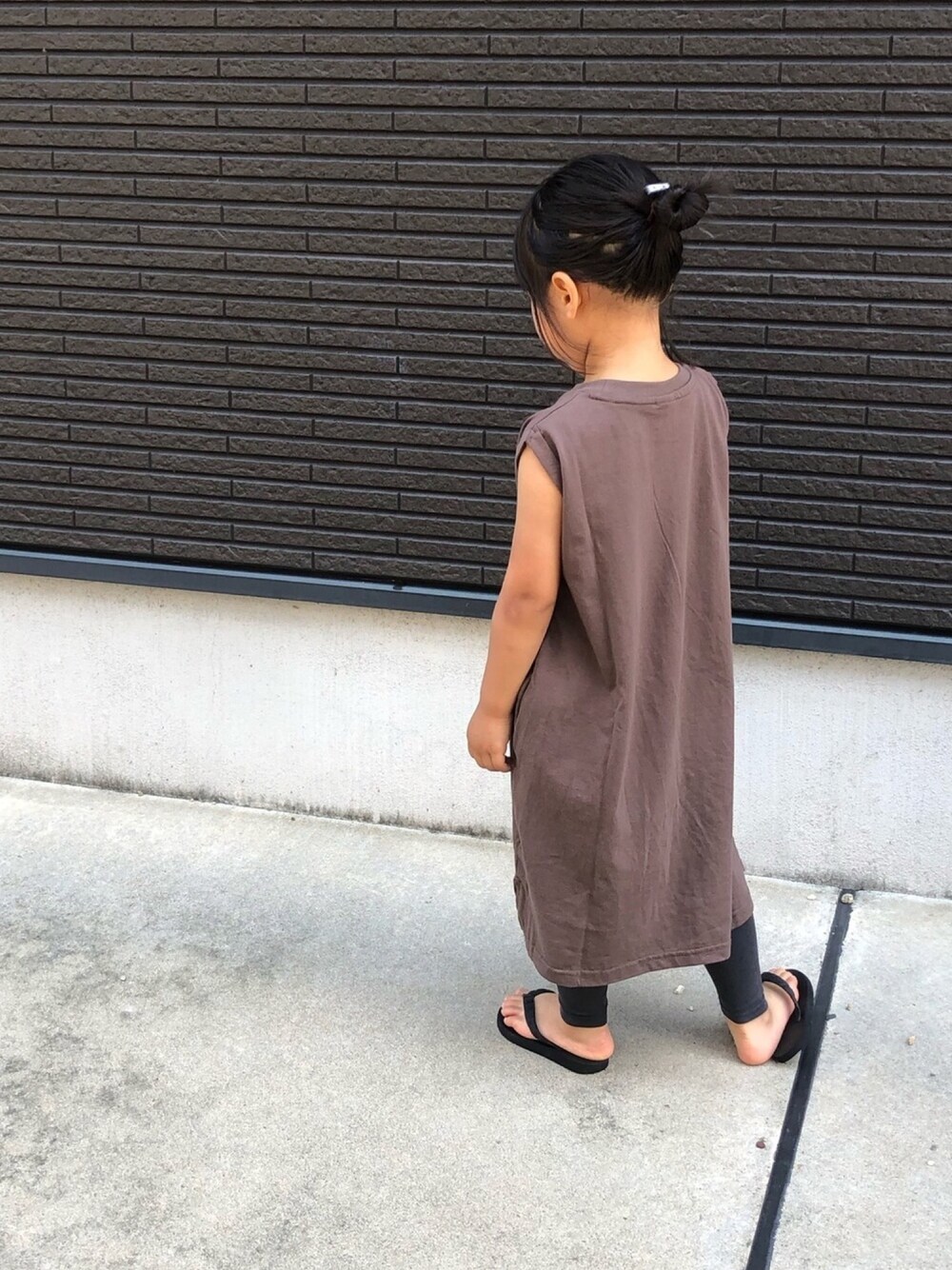 「キッズコーデ、女の子、devirock、URBAN RESEARCH DOORS、H&M、ワンピース」｜「devirockのボックスタンクワンピース（ワンピース、ブラウン系）」を使った、☆meimei☆さん（キッズ・100cm）の夏コーディネートの1枚目の写真