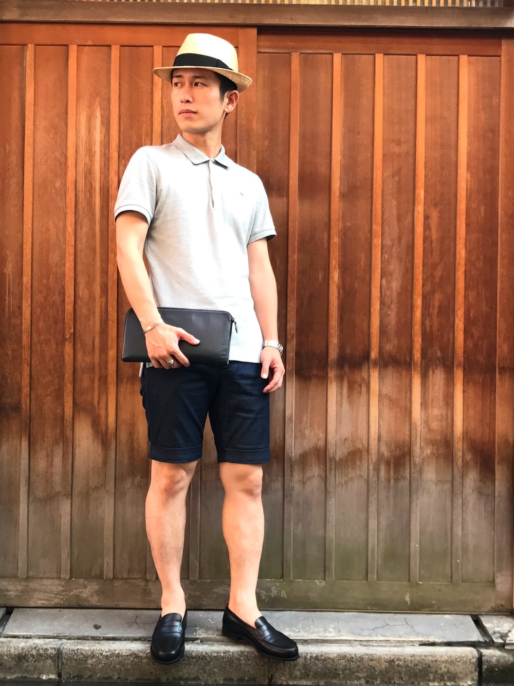 「夏コーデ、リラックススタイル、おしゃれさんと繋がりたい、きれいめカジュアル、大人コーデ、短パン、大人カジュアル、シンプルコーデ、ハーフパンツ、オトナカジュアル」｜「J.M. WESTONのアイテム（スリッポン、ブラック系）」を使った、tomoさん（メンズ・174cm）の夏コーディネートの1枚目の写真