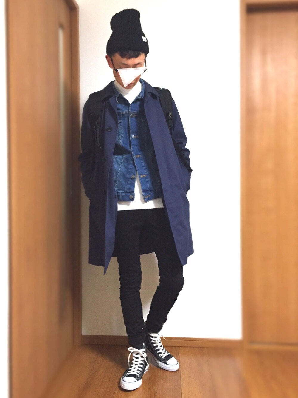 ホワイト系のTシャツ/カットソー、ブルー系のデニムジャケット、ブルー系のステンカラーコートを着用したメンズの冬コーディネートの1枚目の写真