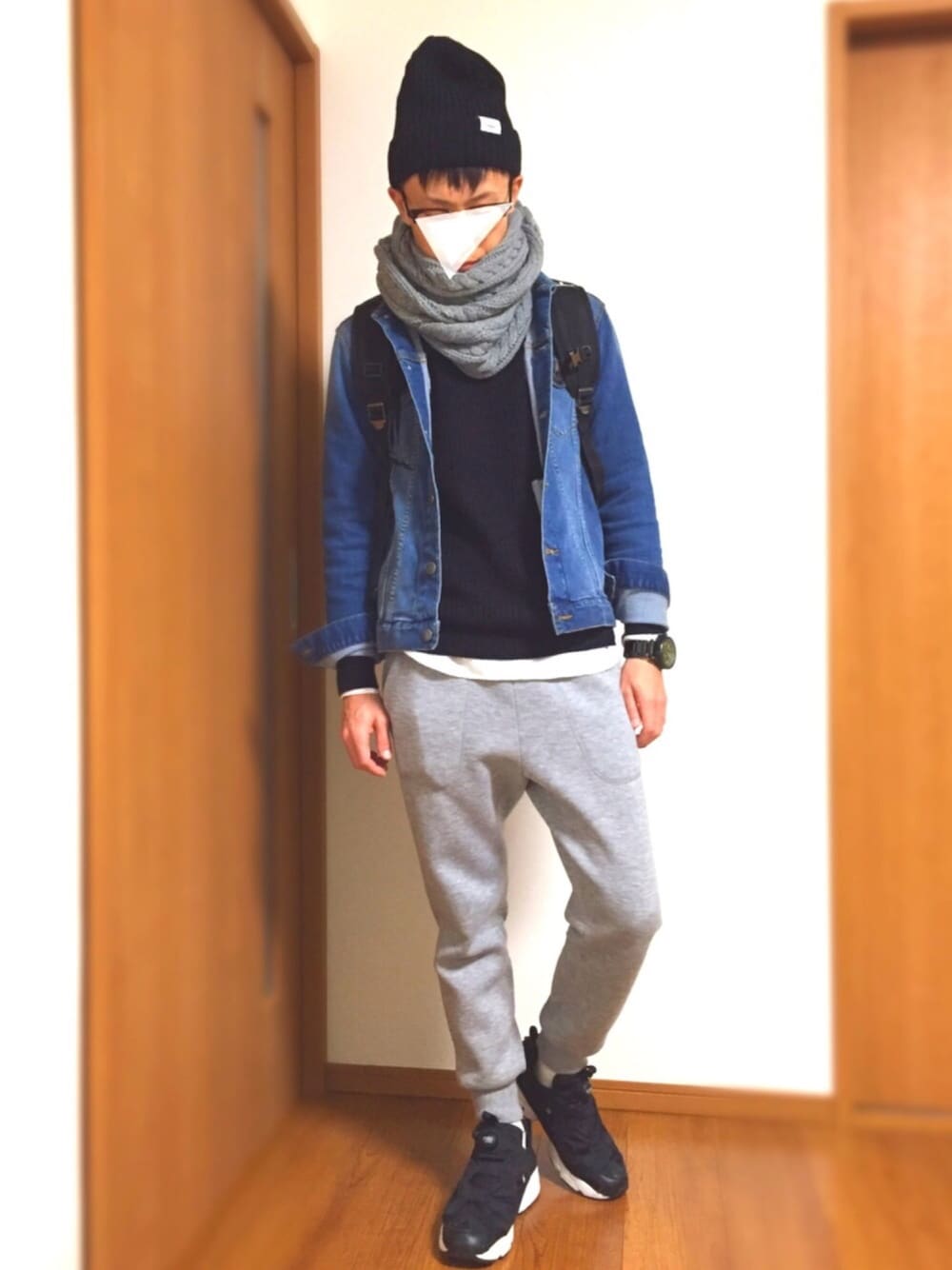 ホワイト系のTシャツ/カットソー、ブルー系のニット/セーター、ブルー系のデニムジャケットを着用したメンズの冬コーディネートの1枚目の写真