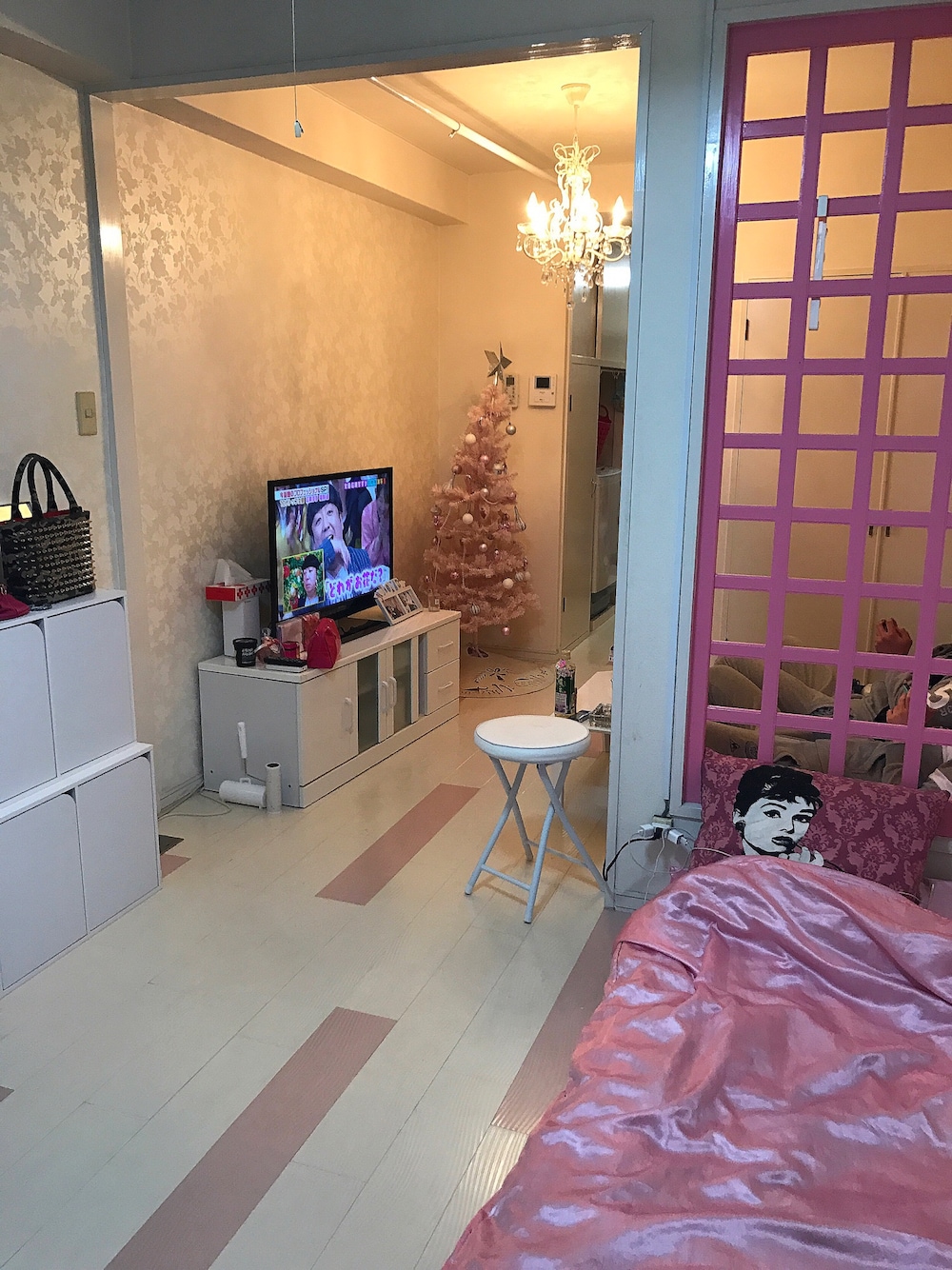 「部屋、pink、francfranc、white、白、Diavel、クリスマス、家、夏、シャンデリア」｜「DIAVELのDIAVEL/ディアベル/別注スタッズトートバッグ MINI(S) カモフラージュ（トートバッグ、その他）」を使った、💋YUKICHI💋さん（レディース・153cm）の夏コーディネートの1枚目の写真