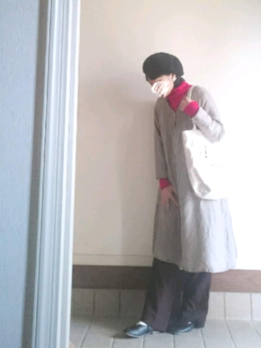 「秋コーデ、赤、タートルネック、ブラウン、重ね着、トートバッグ、ナチュラル、ベレー帽、オトナ女子、低身長コーデ」｜「usedのアイテム（その他パンツ、ブラウン系）」を使った、みやたさん（レディース・154cm）の秋コーディネートの1枚目の写真