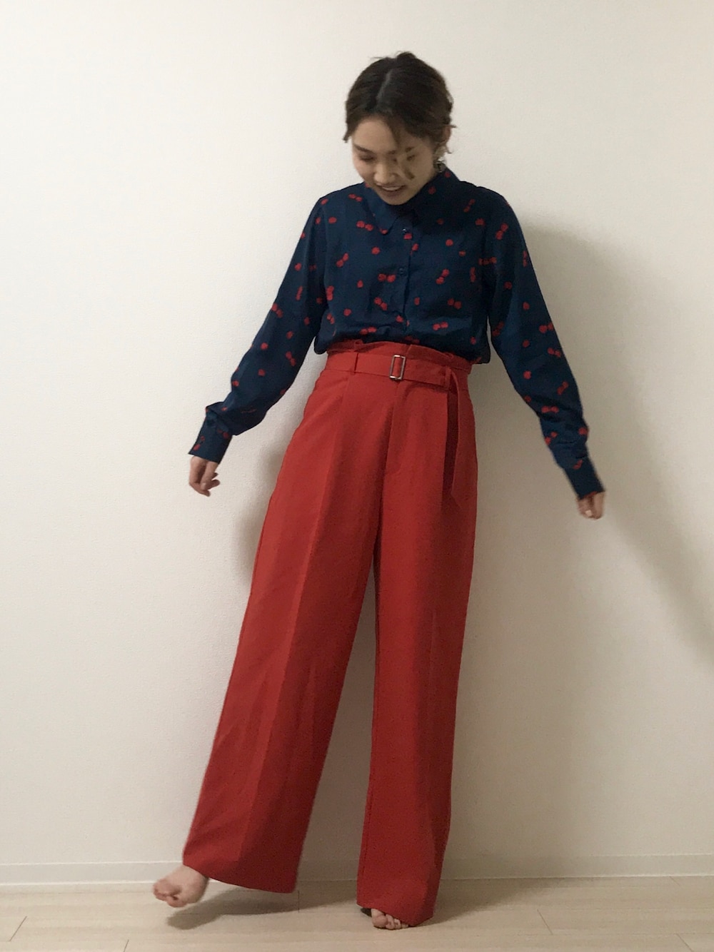 「パンツスタイル、ワイドパンツ、カラーパンツ、シャツスタイル、柄シャツ、今日のコーデ、おうちファッション」｜「PAGEBOYのチェリー柄ブラウス（シャツ/ブラウス、ブルー系）」を使った、あくるんさん（レディース・156cm）の春コーディネートの1枚目の写真