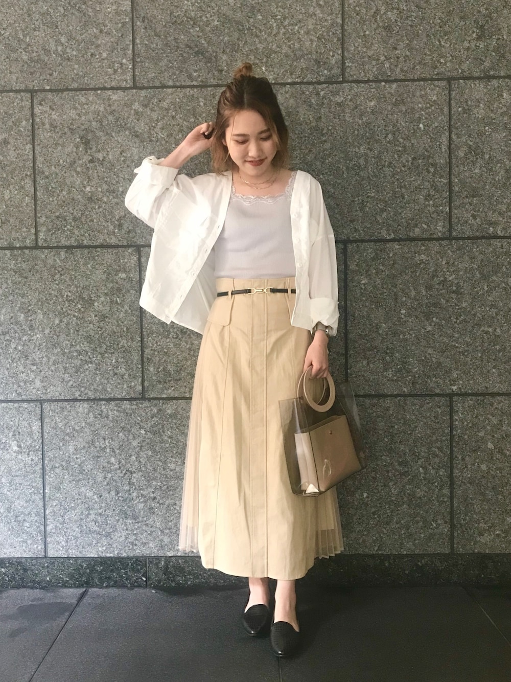 「シャツスタイル、ootd、大人ガーリー、ナチュラル、ロングスカート、プリーツスカート、レース、mysty woman、ミスティ ウーマン(mysty woman)」｜「mysty womanのポケットVネックシャツ 872307（シャツ/ブラウス、ホワイト系）」を使った、あくるんさん（レディース・156cm）の春コーディネートの1枚目の写真